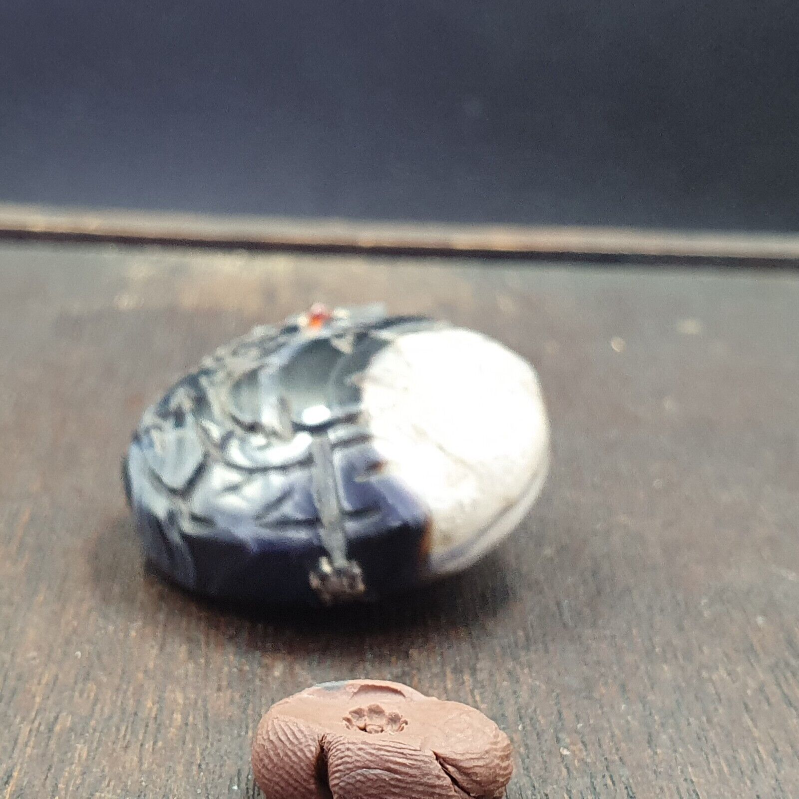Antiker tibetischer Himalaya-Schnitz-Achatperlen-Anhänger mit Haken aus Sterlingsilber