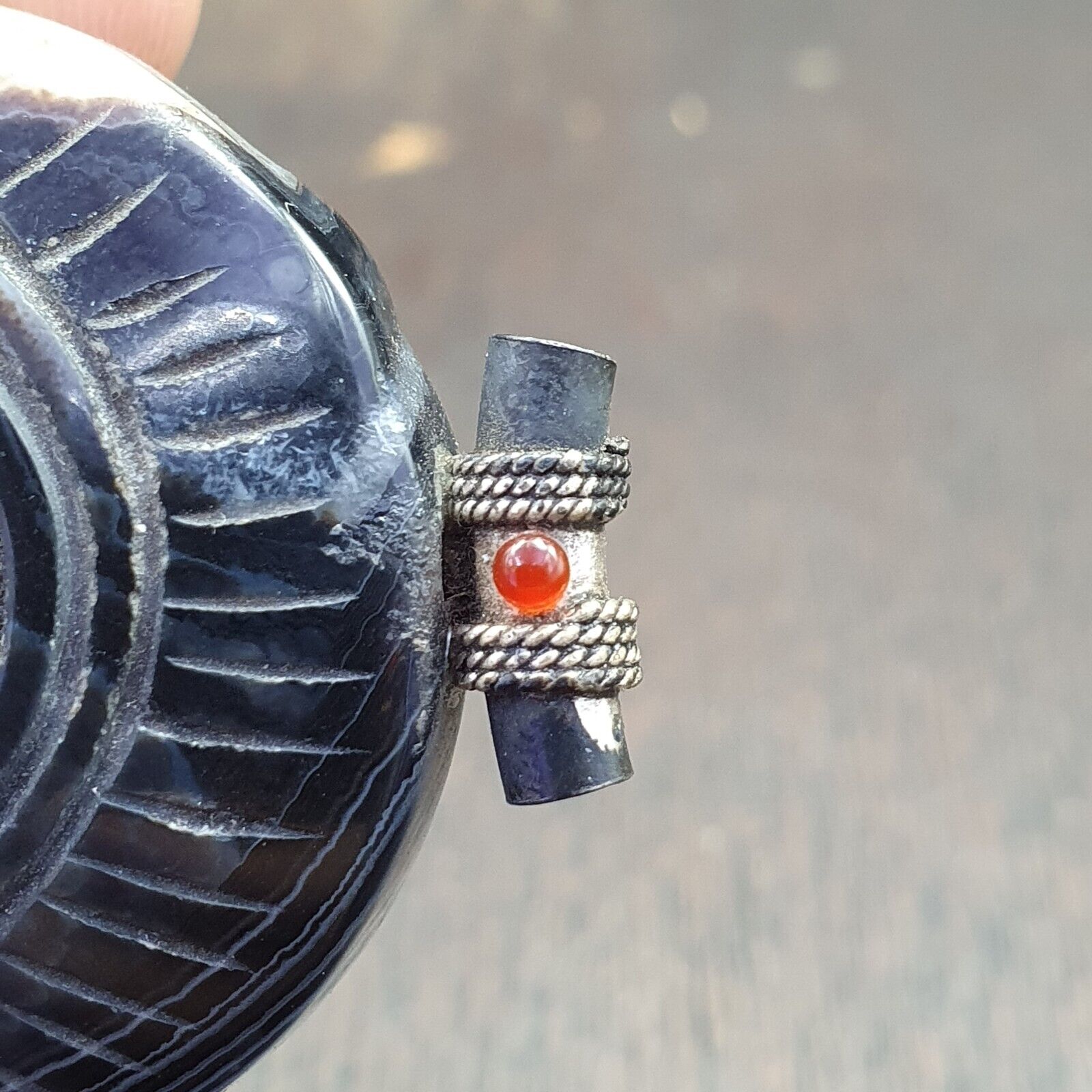 Antiker tibetischer Himalaya-Schnitz-Achatperlen-Anhänger mit Haken aus Sterlingsilber