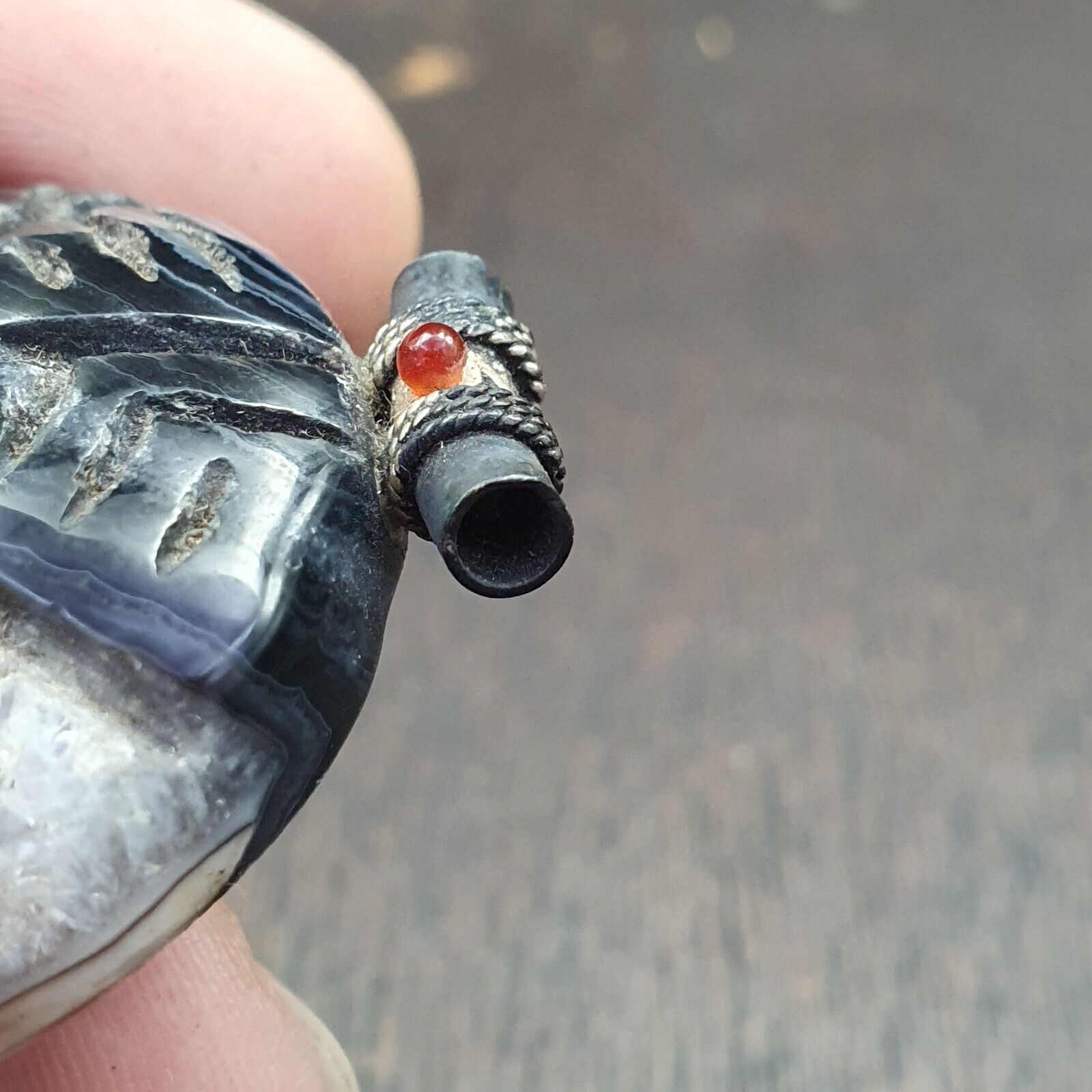 Antiker tibetischer Himalaya-Schnitz-Achatperlen-Anhänger mit Haken aus Sterlingsilber