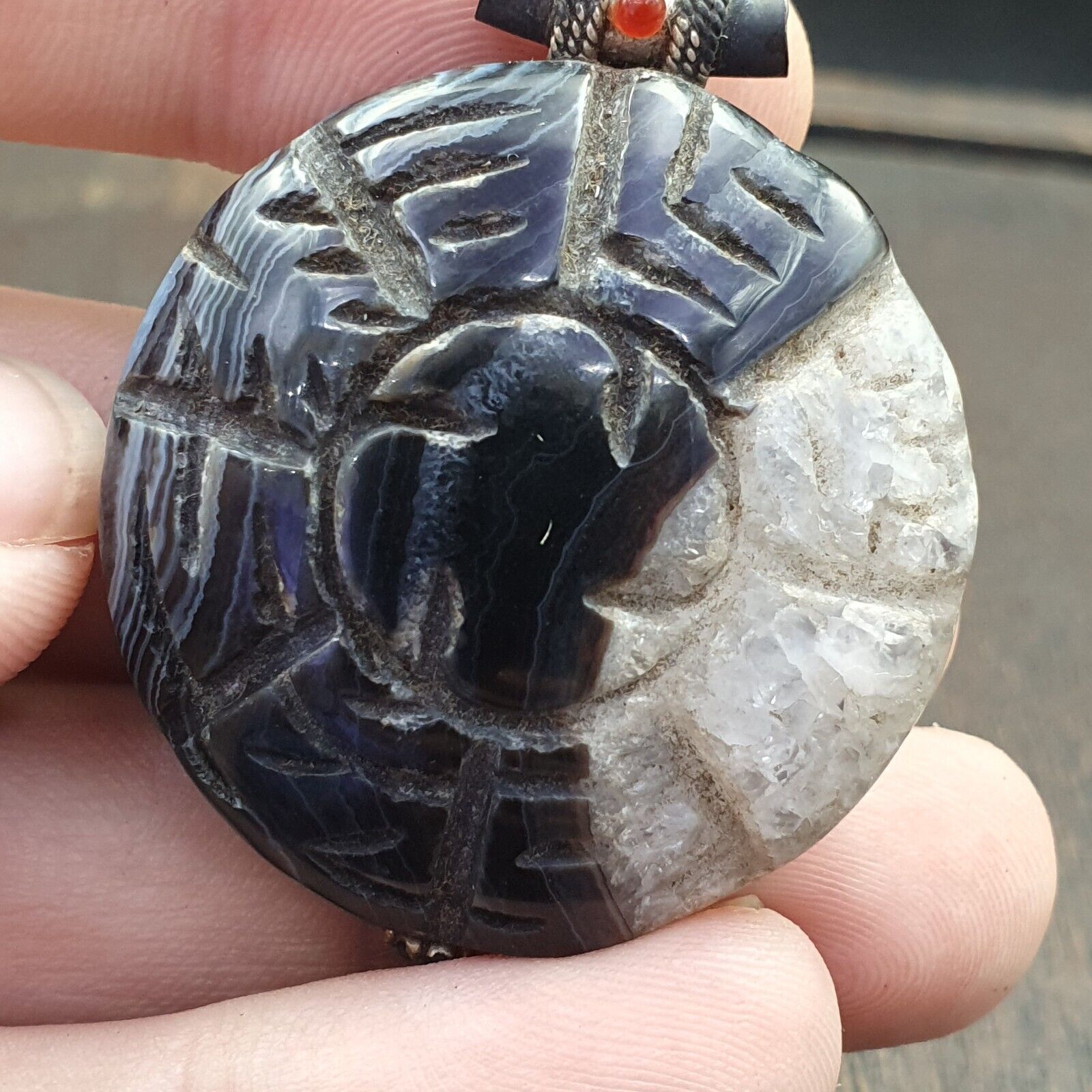 Antiker tibetischer Himalaya-Schnitz-Achatperlen-Anhänger mit Haken aus Sterlingsilber
