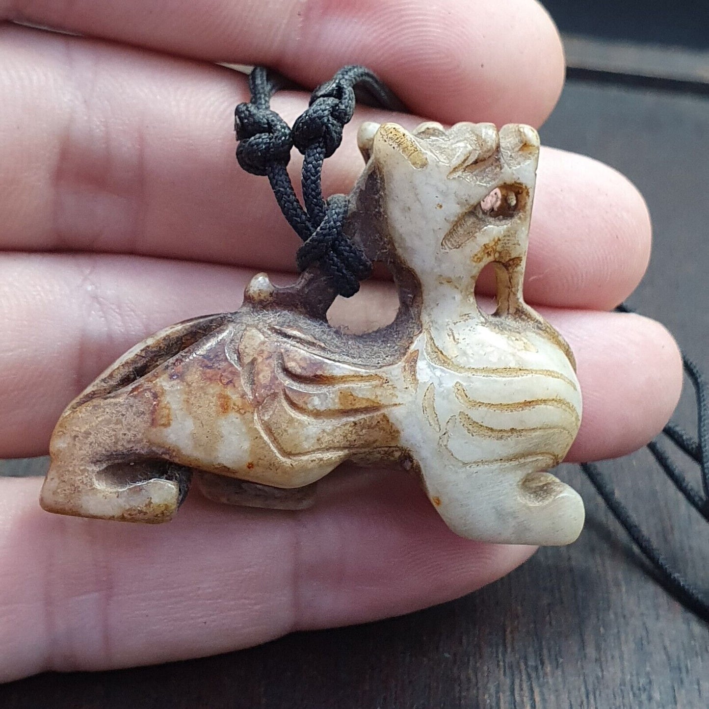 Antiker tibetischer Himalaya-Schnitzstein-Anhänger aus Jade-Tierperlen