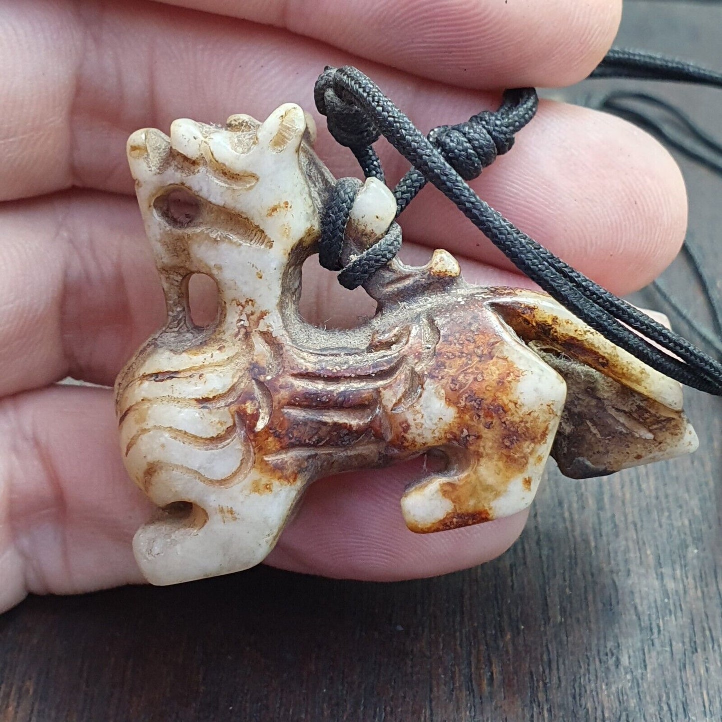 Antiker tibetischer Himalaya-Schnitzstein-Anhänger aus Jade-Tierperlen