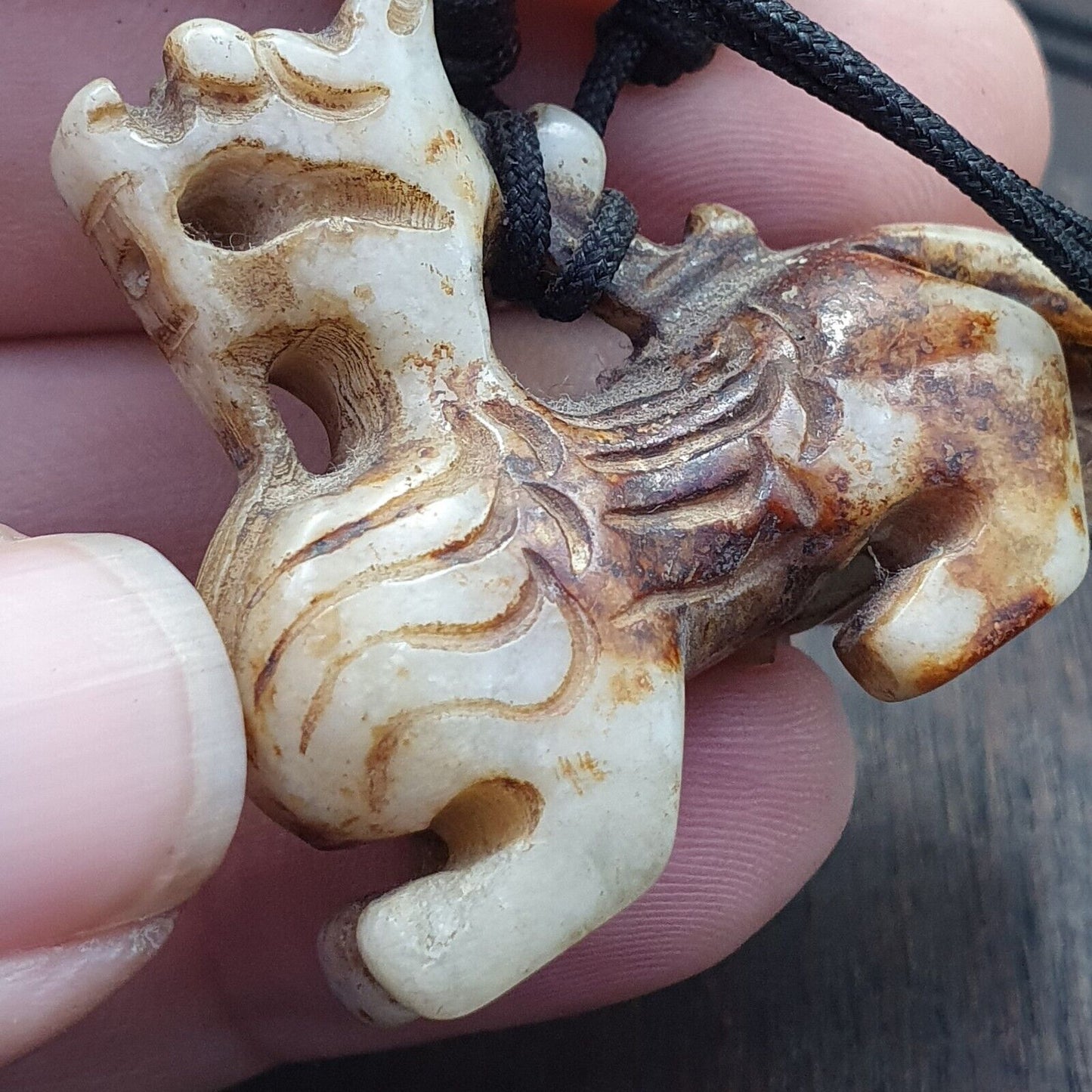 Antiker tibetischer Himalaya-Schnitzstein-Anhänger aus Jade-Tierperlen