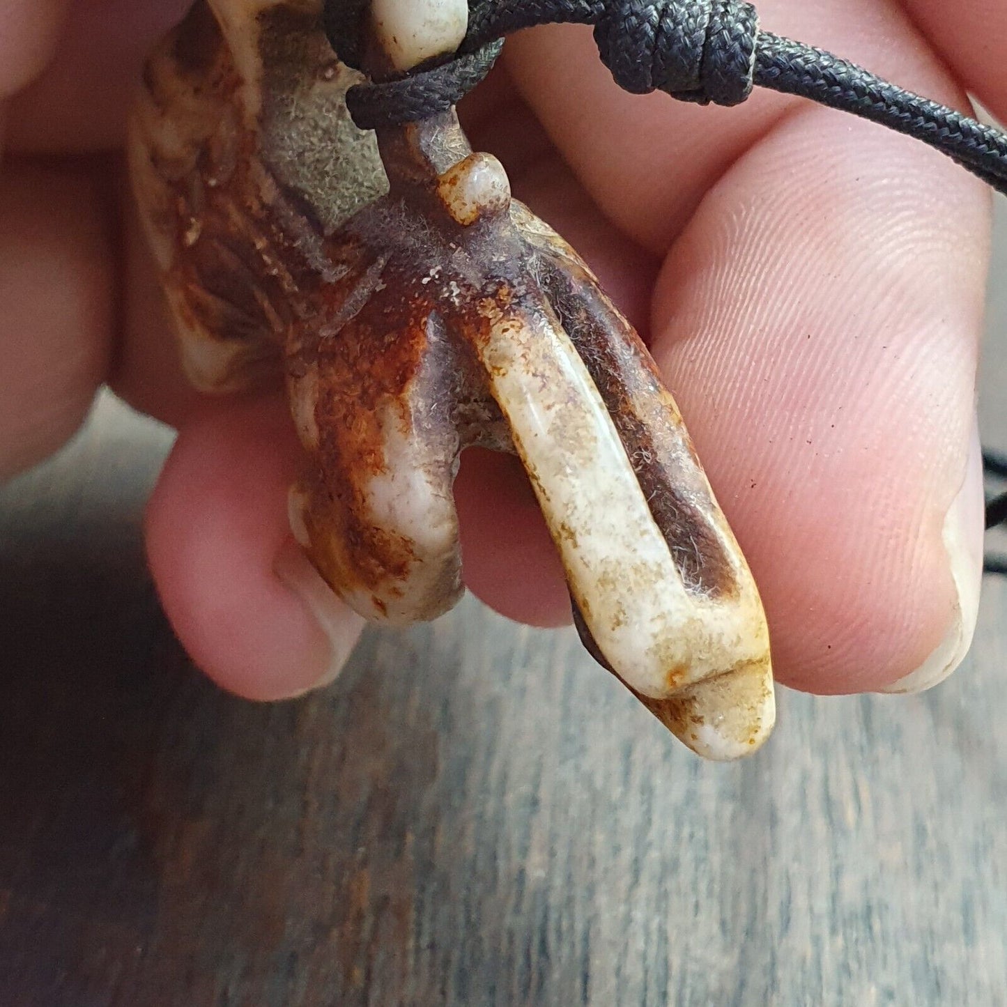 Antiker tibetischer Himalaya-Schnitzstein-Anhänger aus Jade-Tierperlen