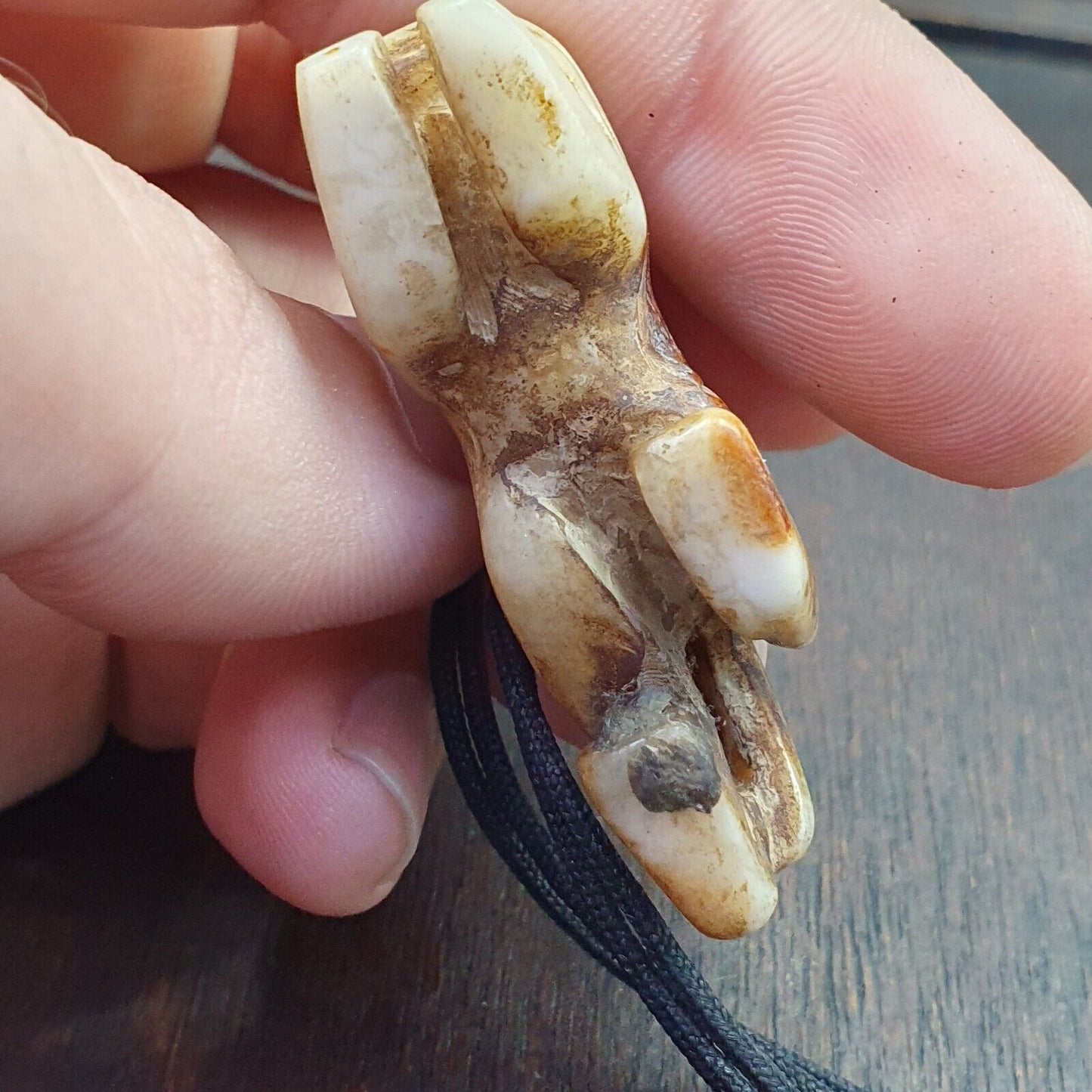 Antiker tibetischer Himalaya-Schnitzstein-Anhänger aus Jade-Tierperlen