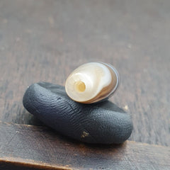 Antique Old Yemeni Agate Natural Rare pattern Banded Agate Bead  BD-j-18