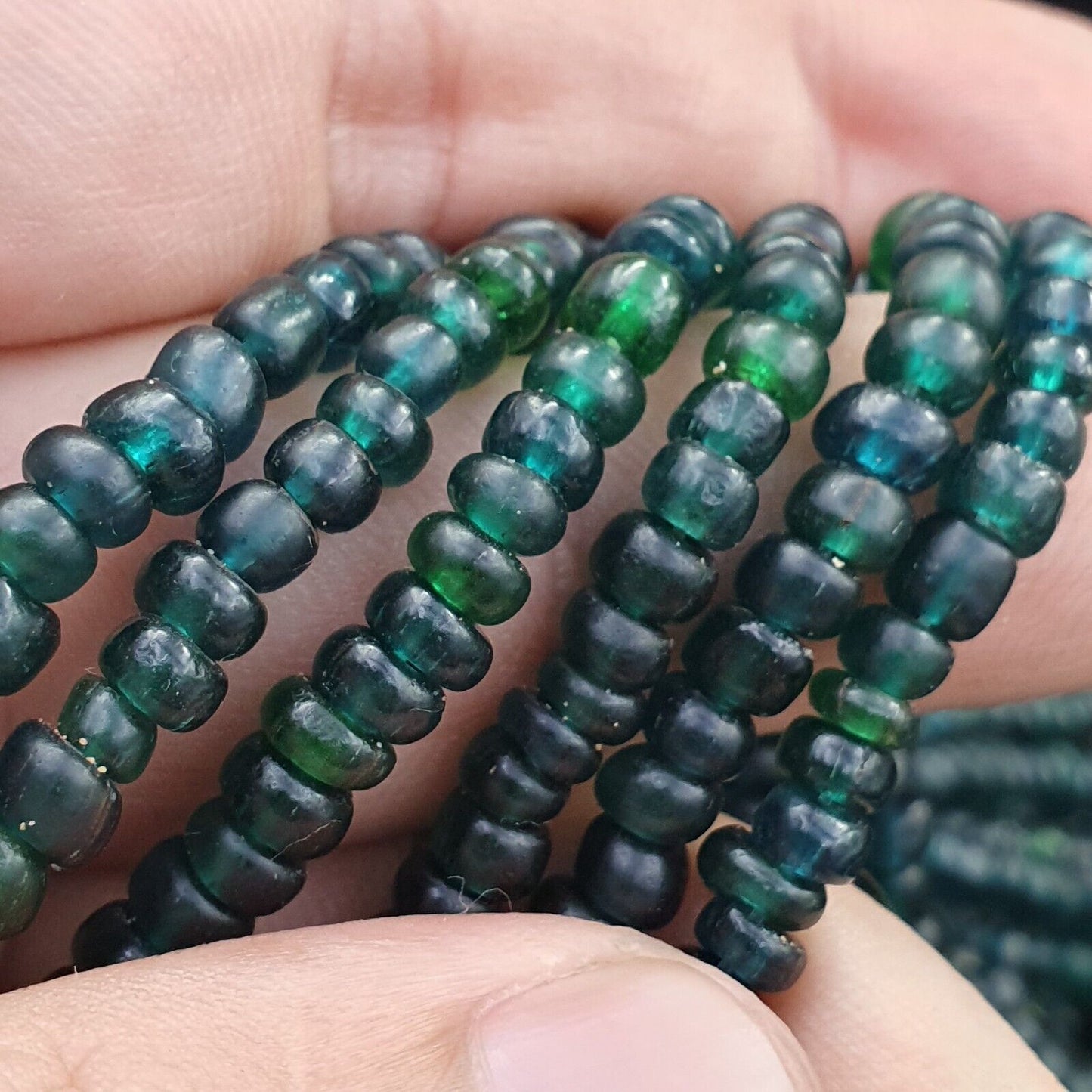 Vintage antike kleine grün-blaue Perlen afrikanische Perlen Halskette 4,5 mm – 5,5 mm
