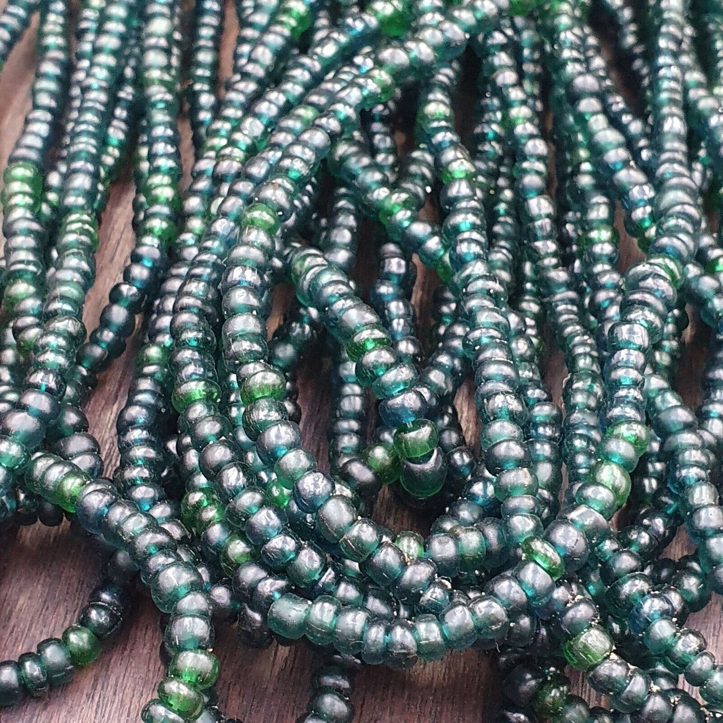 Vintage antike kleine grün-blaue Perlen afrikanische Perlen Halskette 4,5 mm – 5,5 mm
