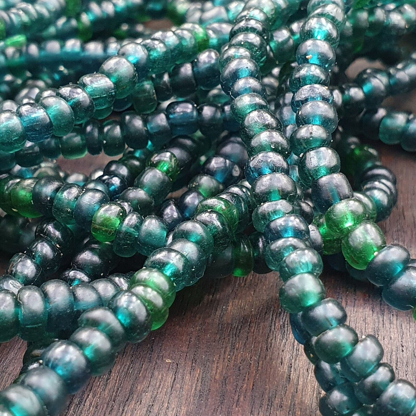 Vintage antike kleine grün-blaue Perlen afrikanische Perlen Halskette 4,5 mm – 5,5 mm