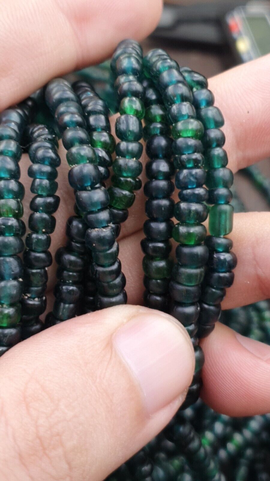 Vintage antike kleine grün-blaue Perlen afrikanische Perlen Halskette 4,5 mm – 5,5 mm