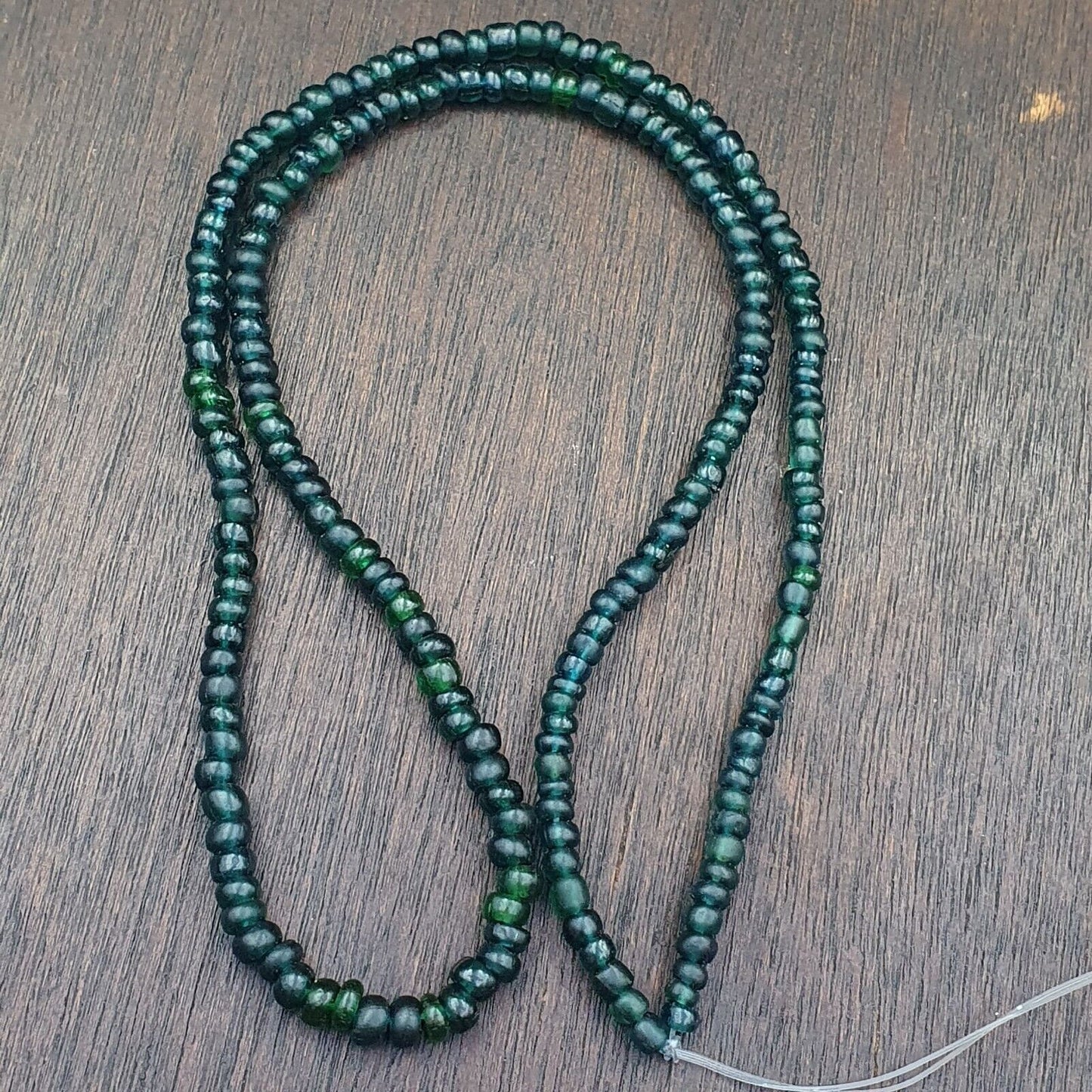 Vintage antike kleine grün-blaue Perlen afrikanische Perlen Halskette 4,5 mm – 5,5 mm