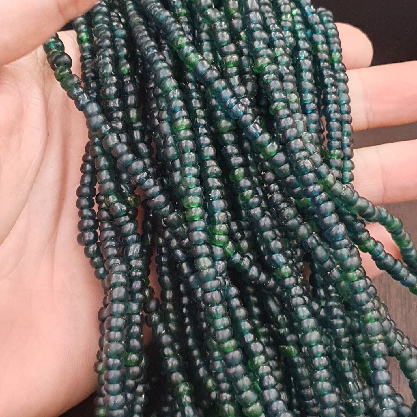 Vintage antike kleine grün-blaue Perlen afrikanische Perlen Halskette 4,5 mm – 5,5 mm