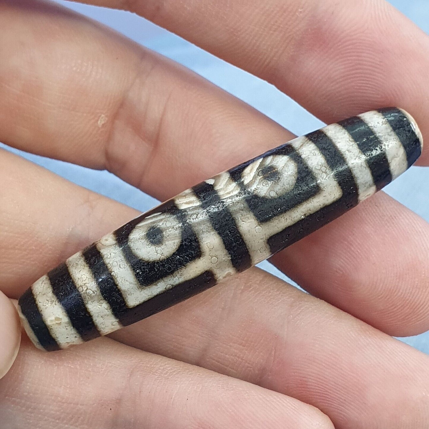 Alter indotibetischer Achat, 4 Kreisaugen in quadratischen Augen, Achatstein, Dzi-Perlenamulett 