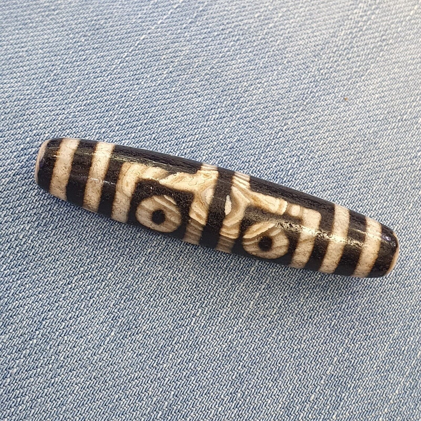 Alter indotibetischer Achat, 4 Kreisaugen in quadratischen Augen, Achatstein, Dzi-Perlenamulett 
