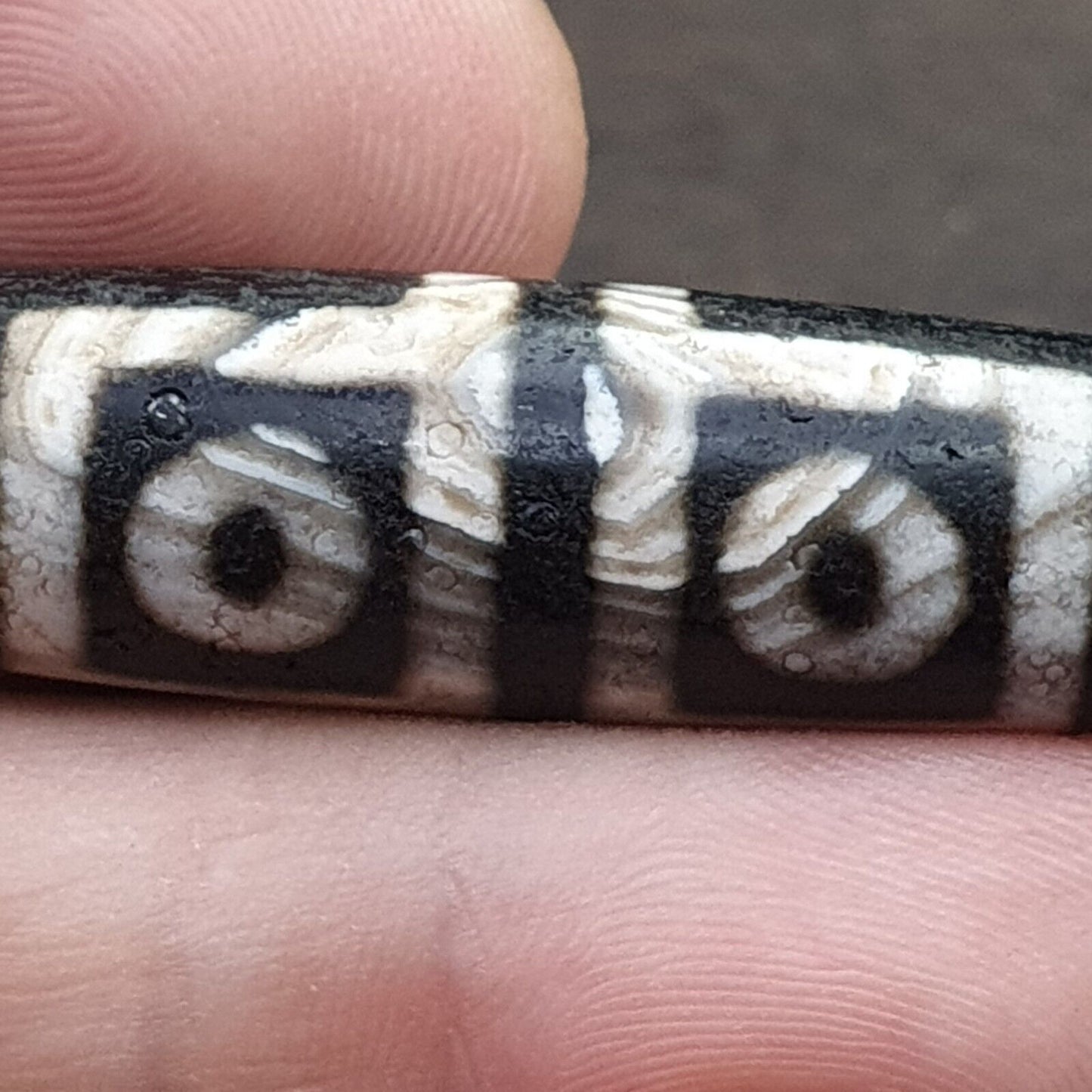 Alter indotibetischer Achat, 4 Kreisaugen in quadratischen Augen, Achatstein, Dzi-Perlenamulett 