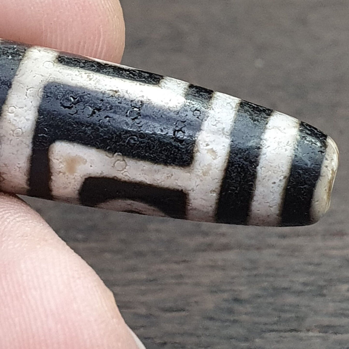 Alter indotibetischer Achat, 4 Kreisaugen in quadratischen Augen, Achatstein, Dzi-Perlenamulett 