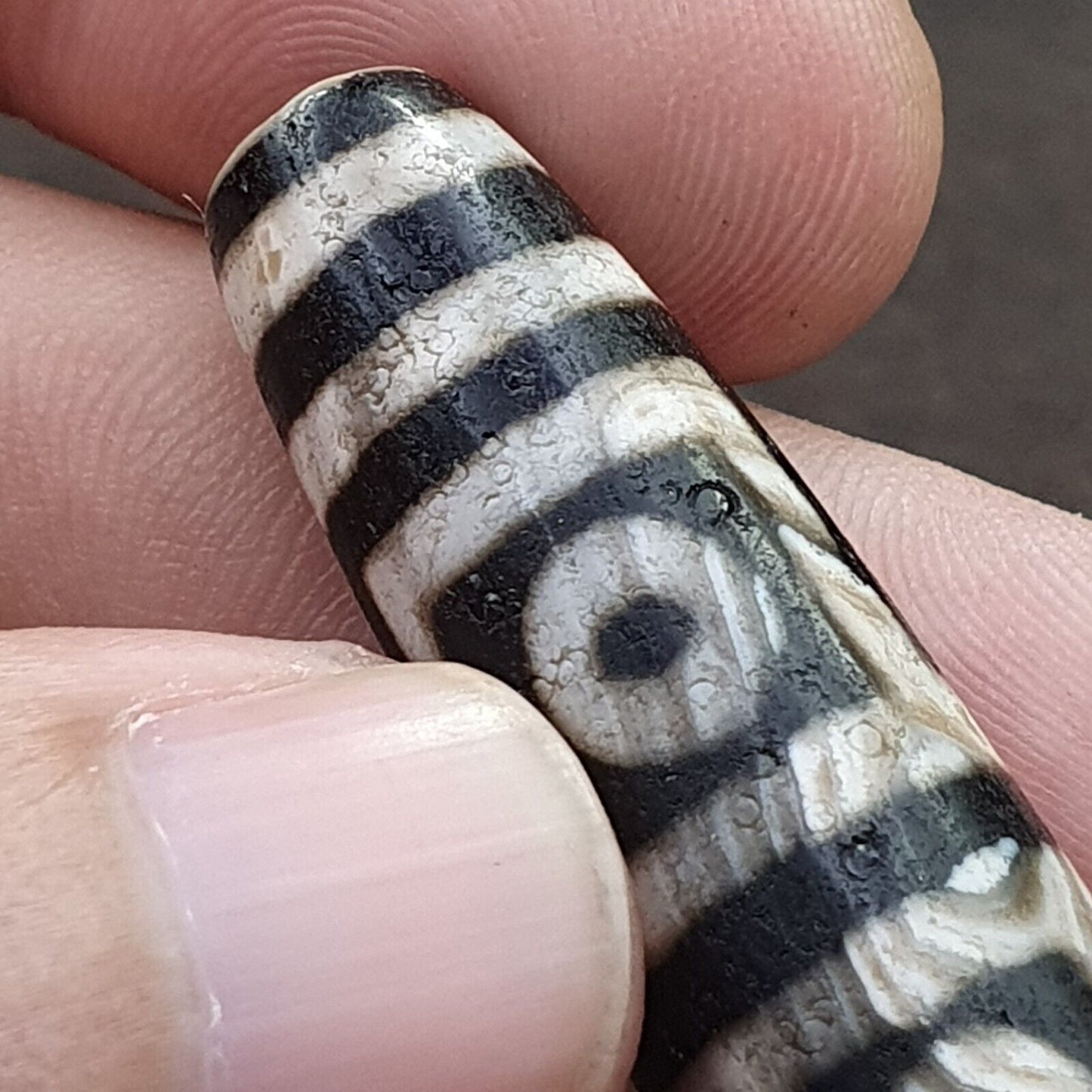 Alter indotibetischer Achat, 4 Kreisaugen in quadratischen Augen, Achatstein, Dzi-Perlenamulett 