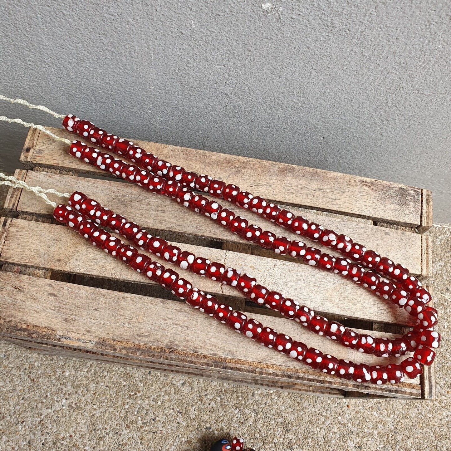 Vintage Red Skunk weiß gepunktete Augen Glasperlen Strang Halskette