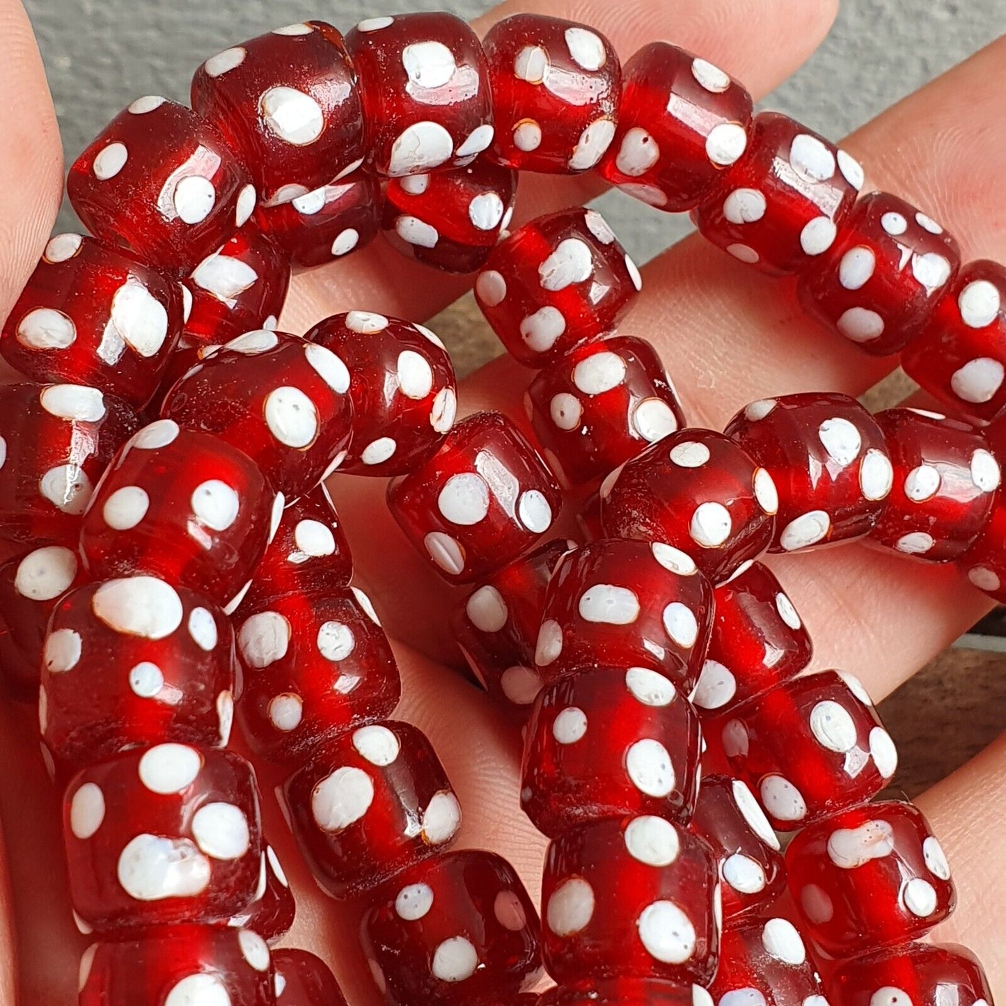 Vintage Red Skunk weiß gepunktete Augen Glasperlen Strang Halskette