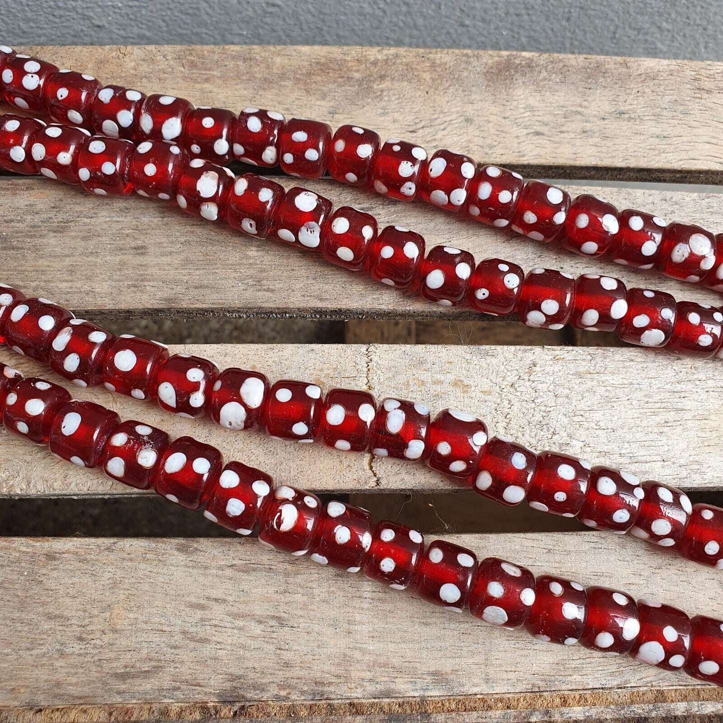 Vintage Red Skunk weiß gepunktete Augen Glasperlen Strang Halskette