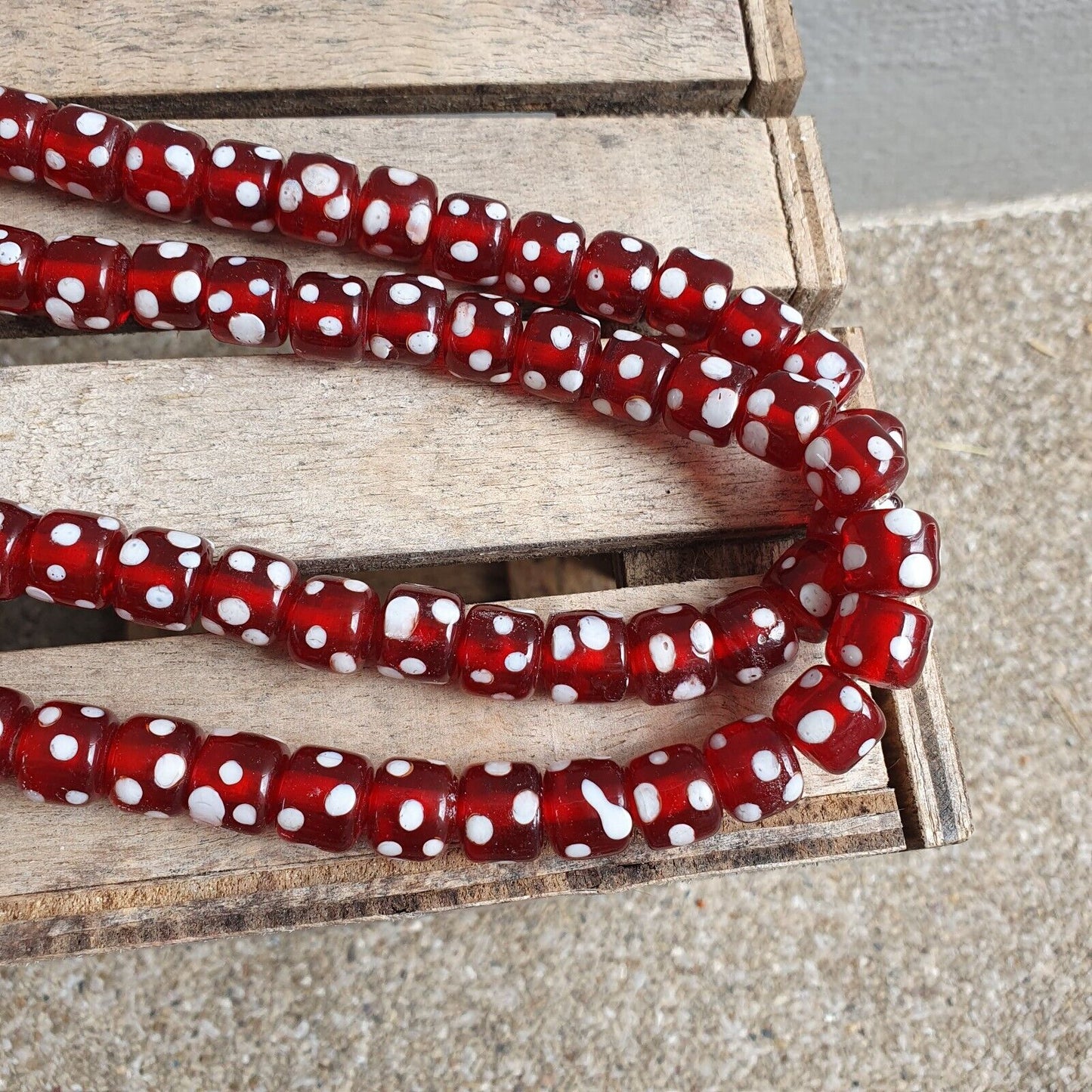 Vintage Red Skunk weiß gepunktete Augen Glasperlen Strang Halskette