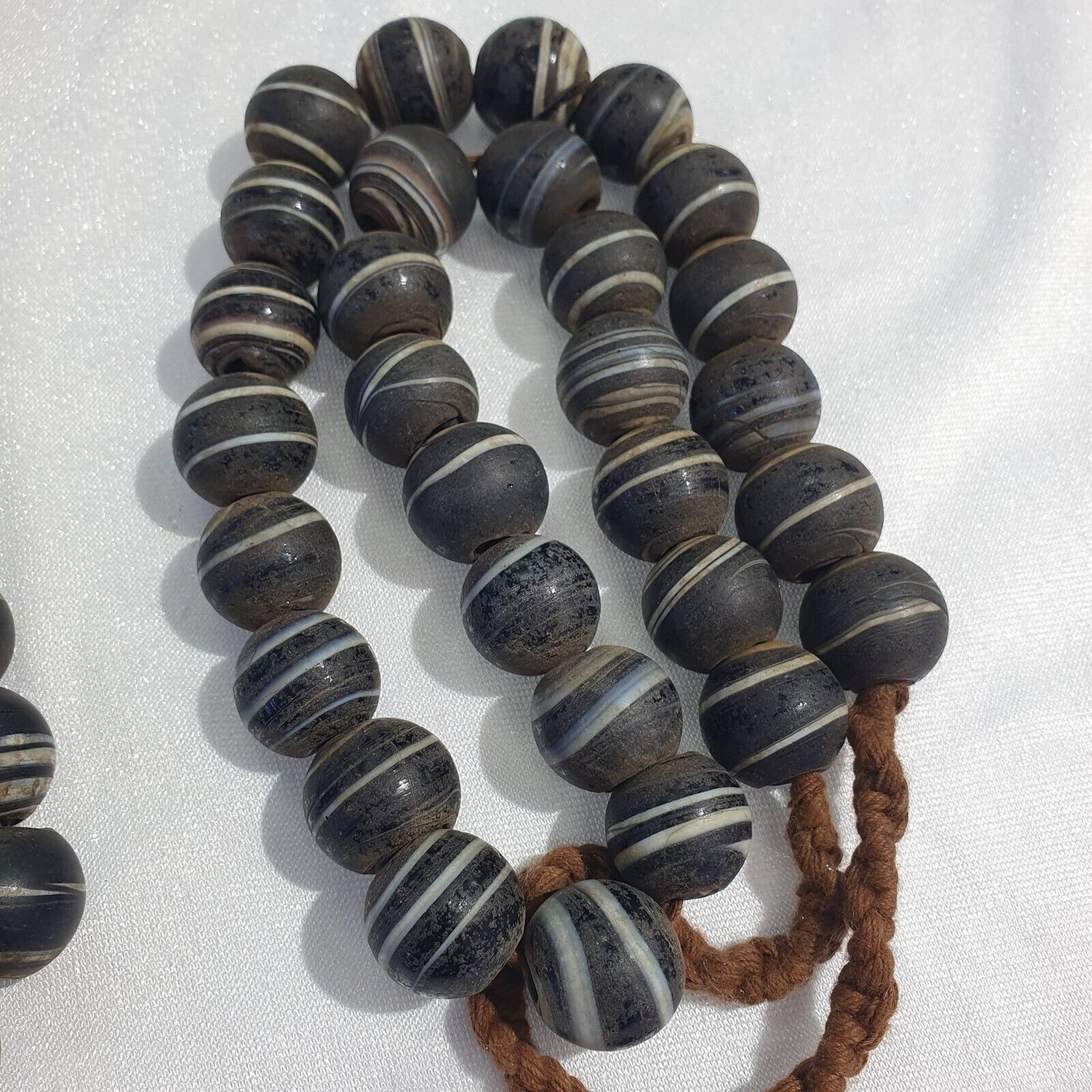 Vintage AFRIKANISCHE weiße Streifen Schwarz GLAS ANTIKE PERLEN 17-18MM
