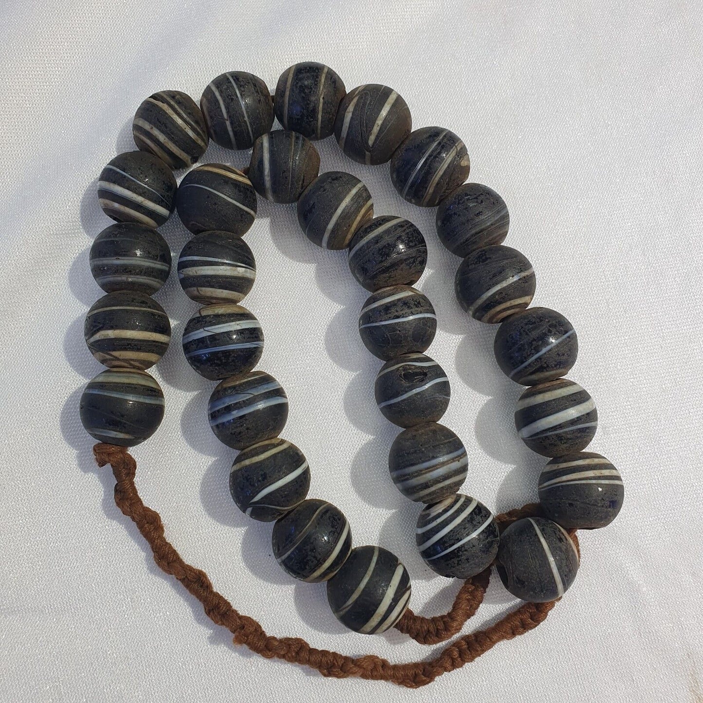 Vintage AFRIKANISCHE weiße Streifen Schwarz GLAS ANTIKE PERLEN 17-18MM