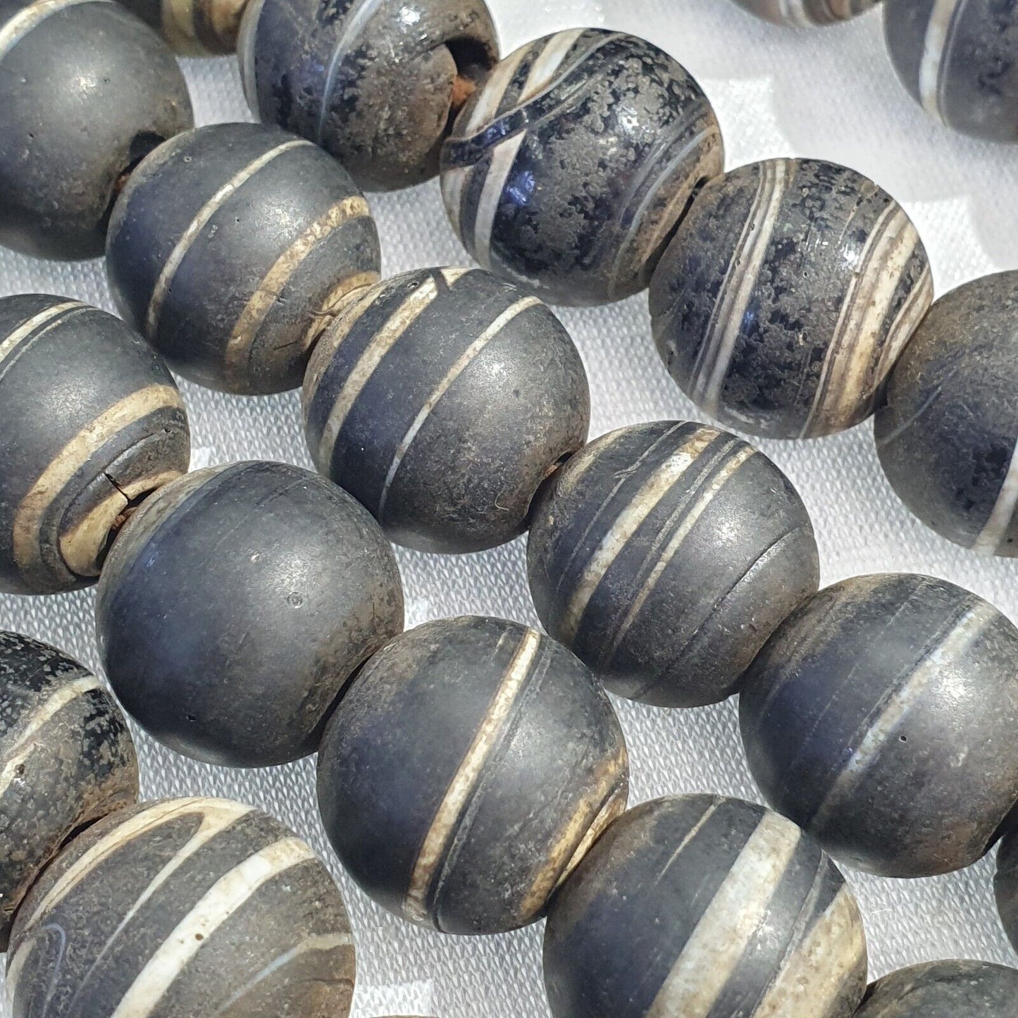 Vintage AFRIKANISCHE weiße Streifen Schwarz GLAS ANTIKE PERLEN 17-18MM