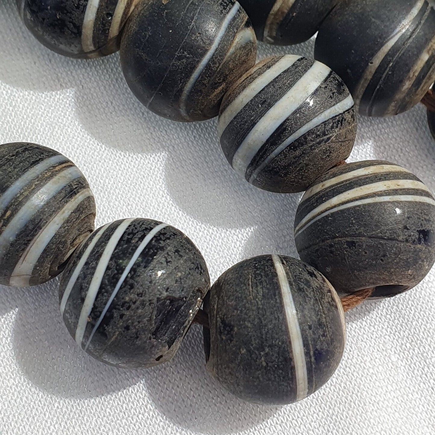 Vintage AFRIKANISCHE weiße Streifen Schwarz GLAS ANTIKE PERLEN 17-18MM
