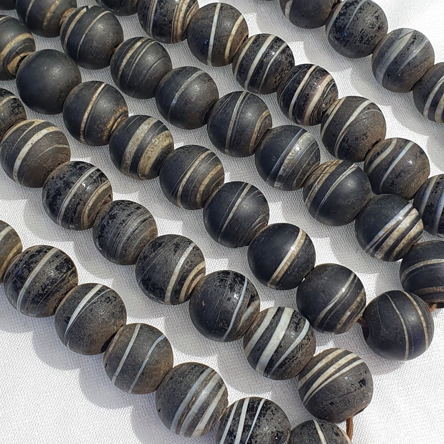 Vintage AFRIKANISCHE weiße Streifen Schwarz GLAS ANTIKE PERLEN 17-18MM