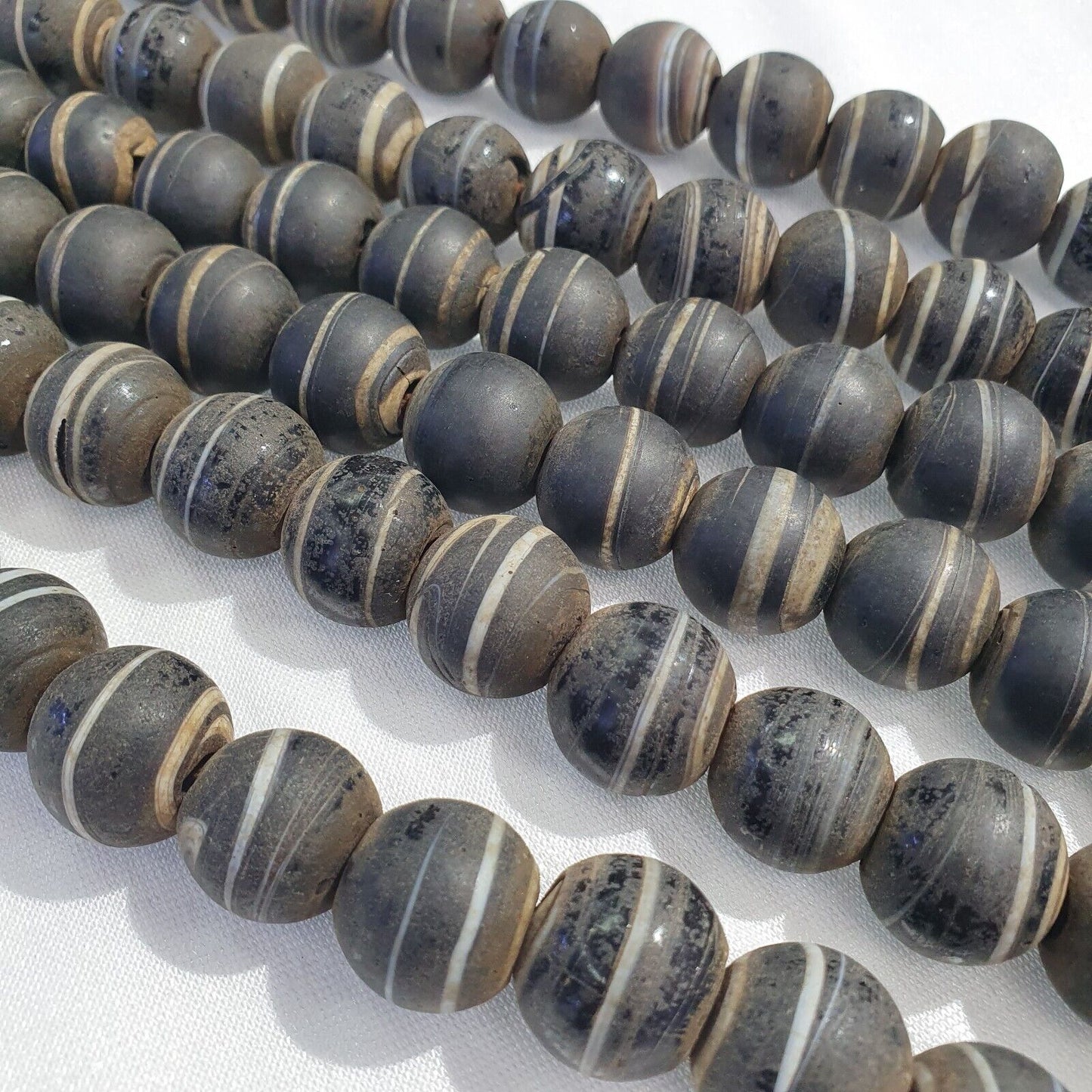 Vintage AFRIKANISCHE weiße Streifen Schwarz GLAS ANTIKE PERLEN 17-18MM