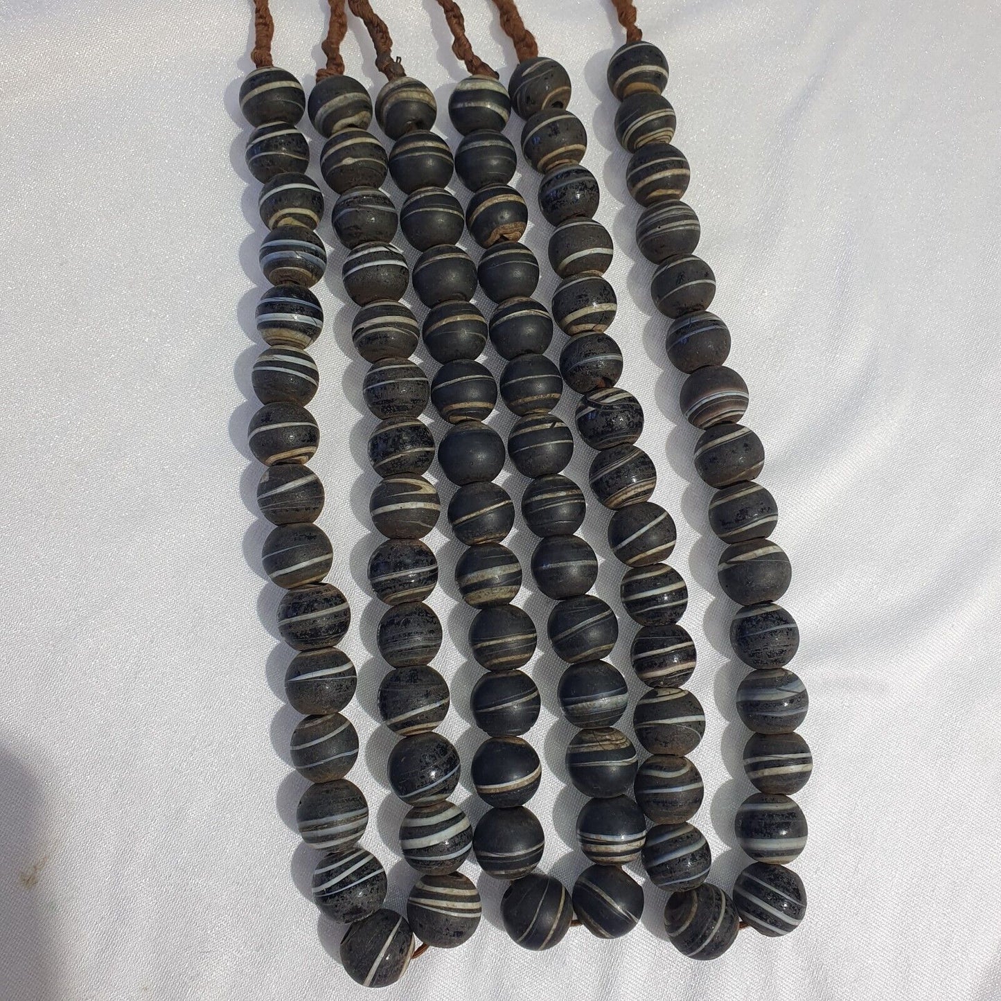Vintage AFRIKANISCHE weiße Streifen Schwarz GLAS ANTIKE PERLEN 17-18MM