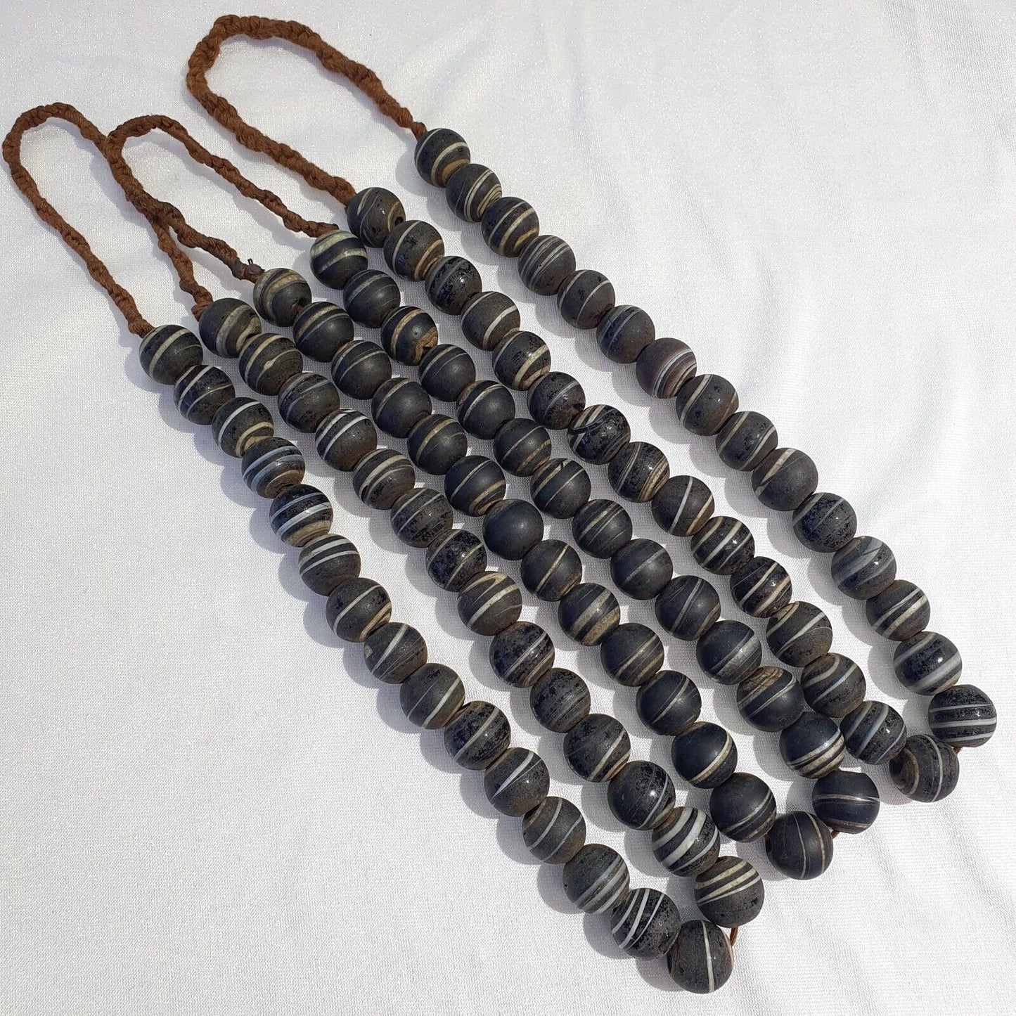Vintage AFRIKANISCHE weiße Streifen Schwarz GLAS ANTIKE PERLEN 17-18MM