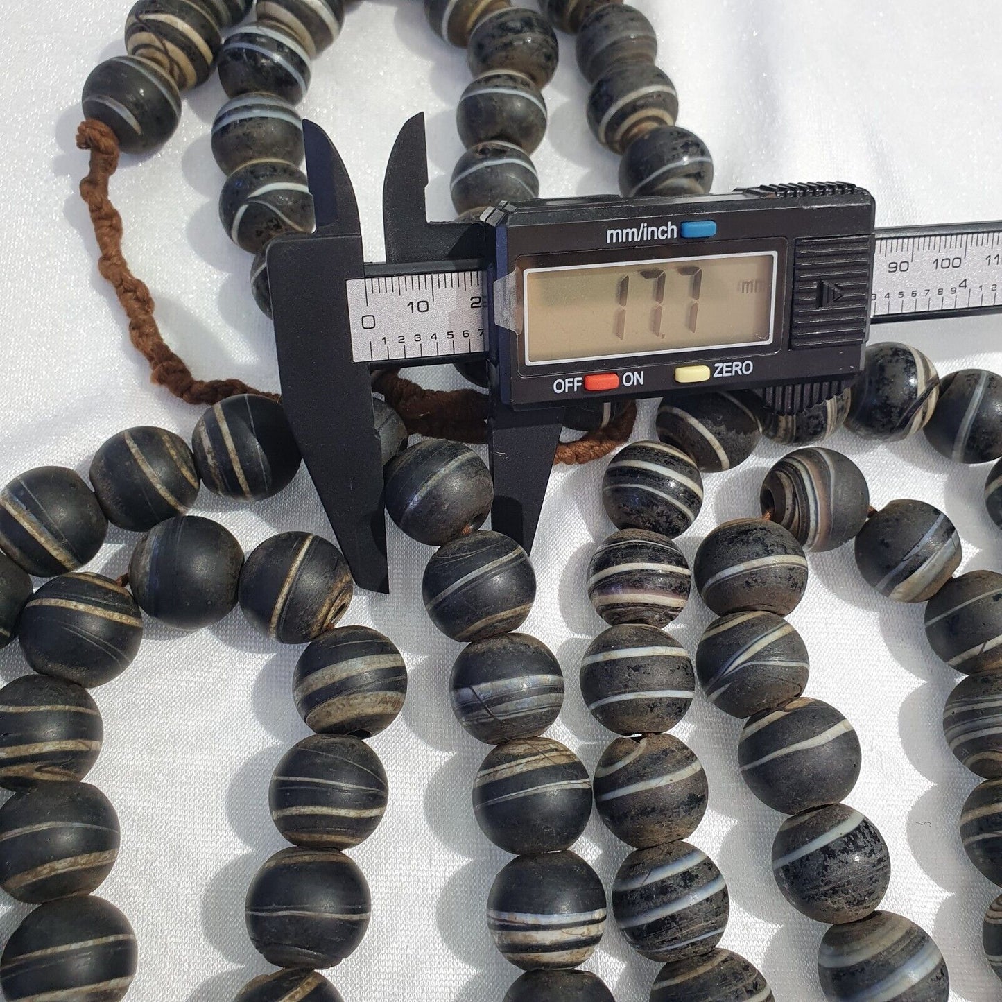 Vintage AFRIKANISCHE weiße Streifen Schwarz GLAS ANTIKE PERLEN 17-18MM
