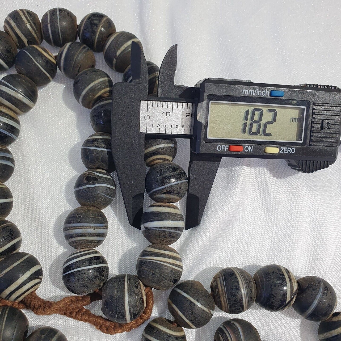Vintage AFRIKANISCHE weiße Streifen Schwarz GLAS ANTIKE PERLEN 17-18MM