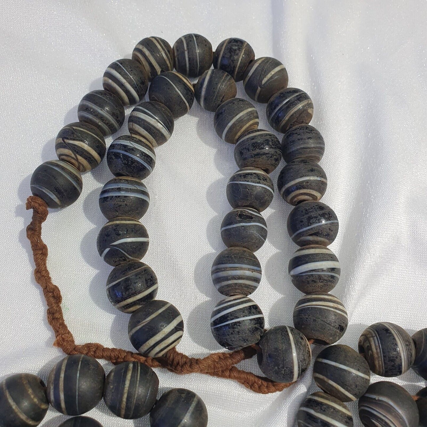 Vintage AFRIKANISCHE weiße Streifen Schwarz GLAS ANTIKE PERLEN 17-18MM