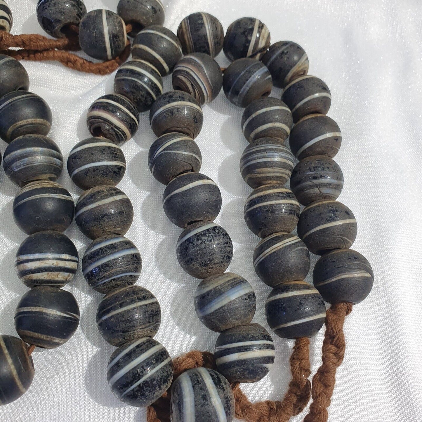 Vintage AFRIKANISCHE weiße Streifen Schwarz GLAS ANTIKE PERLEN 17-18MM