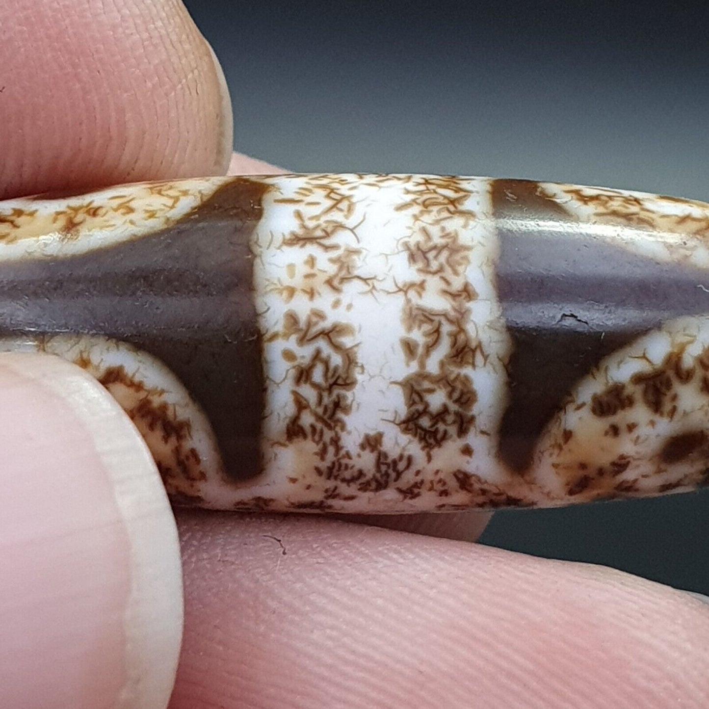 Seltenes Sammlerstück aus tibetischem Achatstein mit verrosteten Augen, Dzi-Perlenamulett BD-25-2 