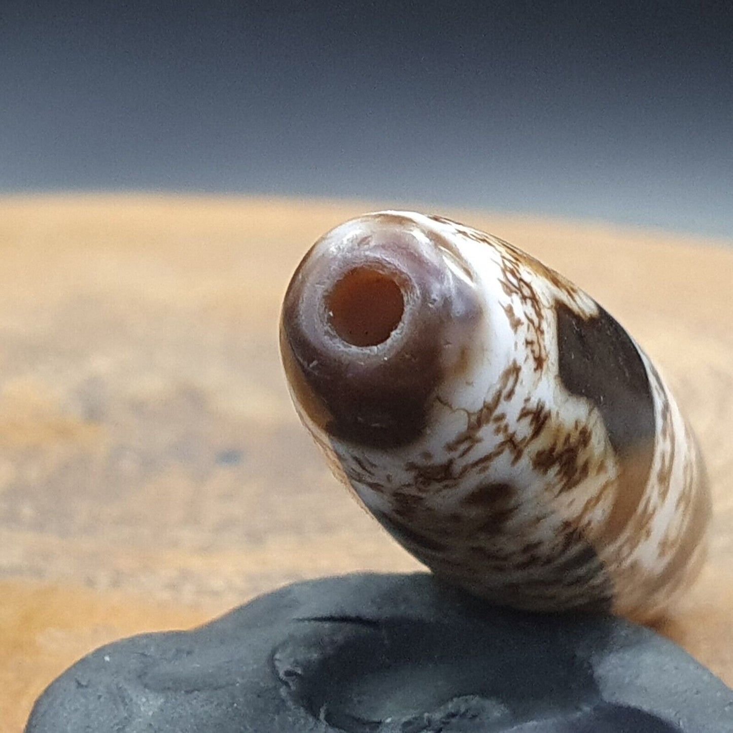 Seltenes Sammlerstück aus tibetischem Achatstein mit verrosteten Augen, Dzi-Perlenamulett BD-25-2 
