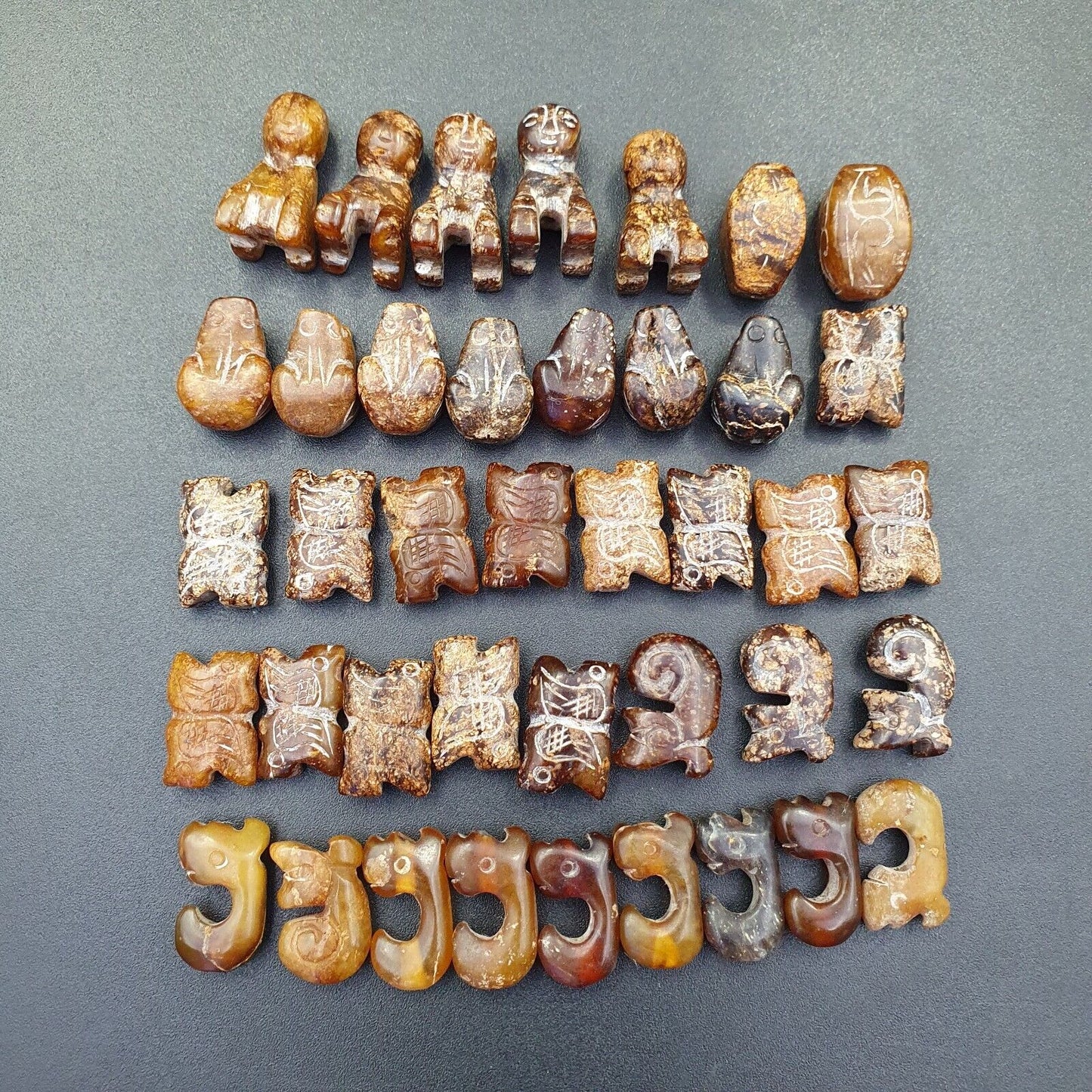 Los 40 Stück antike chinesische Jade-Perlen aus brauner Jade.