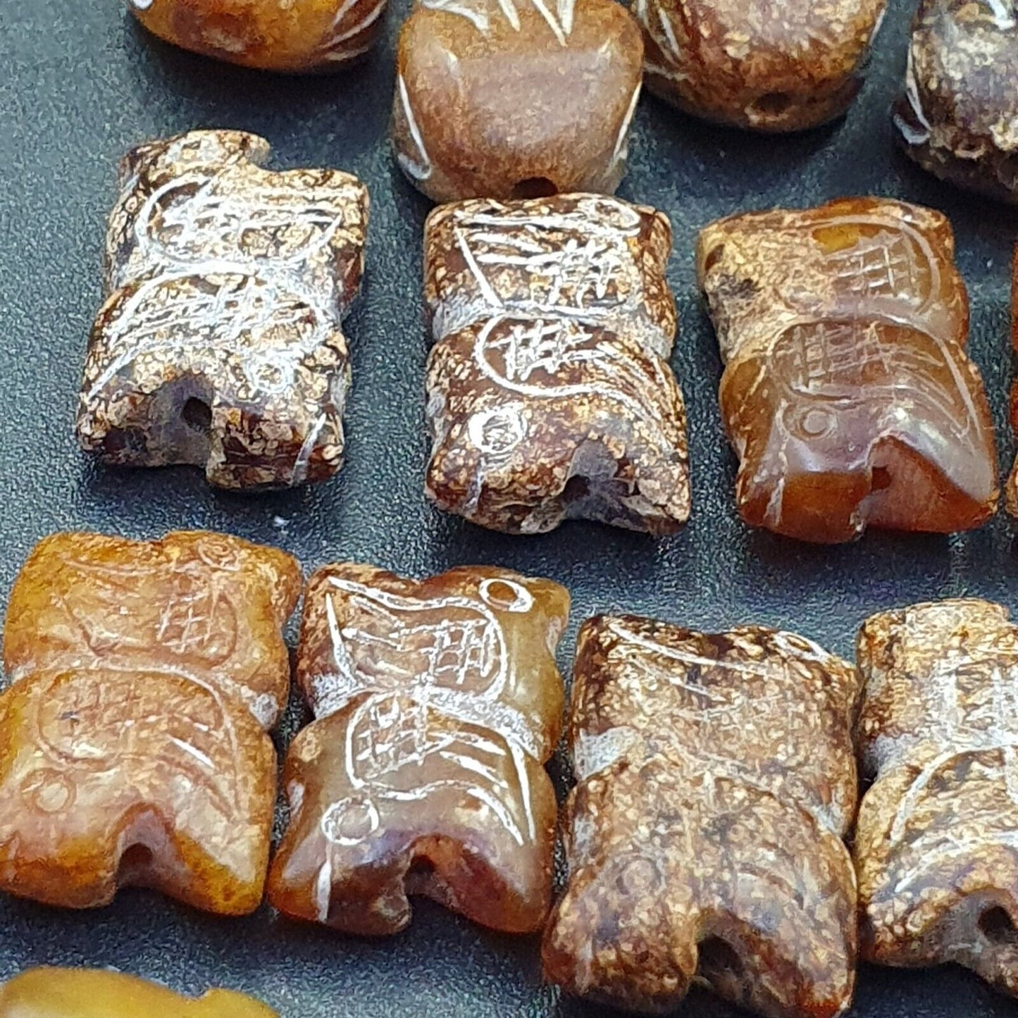 Los 40 Stück antike chinesische Jade-Perlen aus brauner Jade.