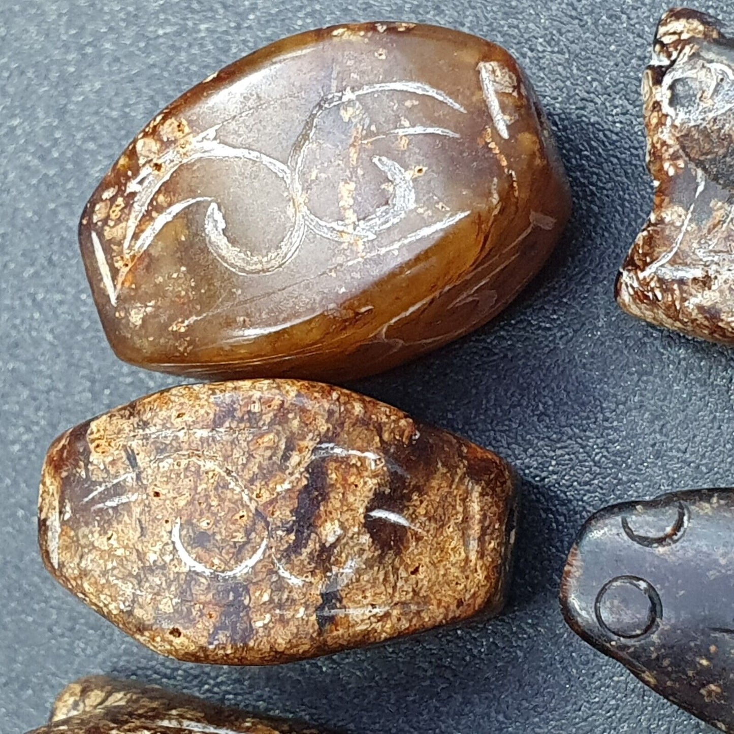 Los 40 Stück antike chinesische Jade-Perlen aus brauner Jade.