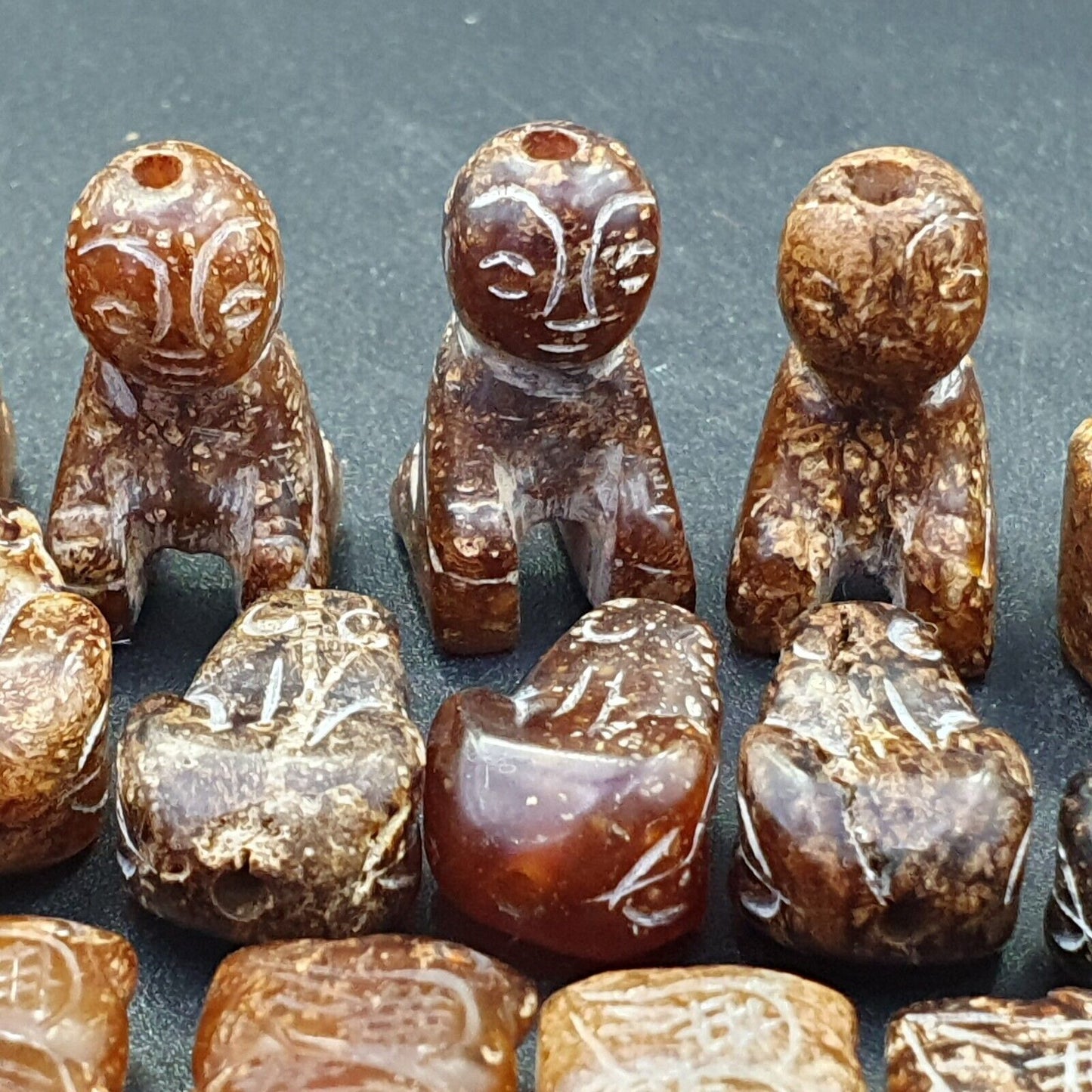 Los 40 Stück antike chinesische Jade-Perlen aus brauner Jade.