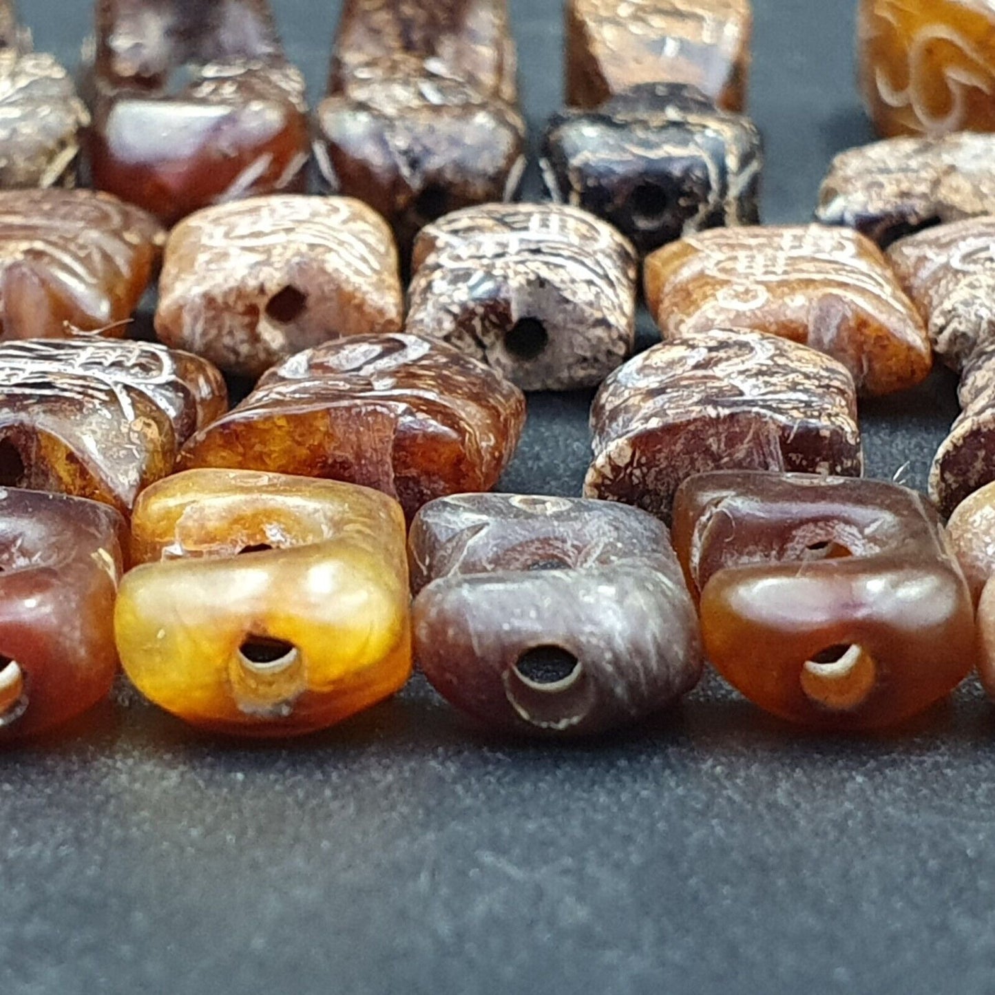 Los 40 Stück antike chinesische Jade-Perlen aus brauner Jade.