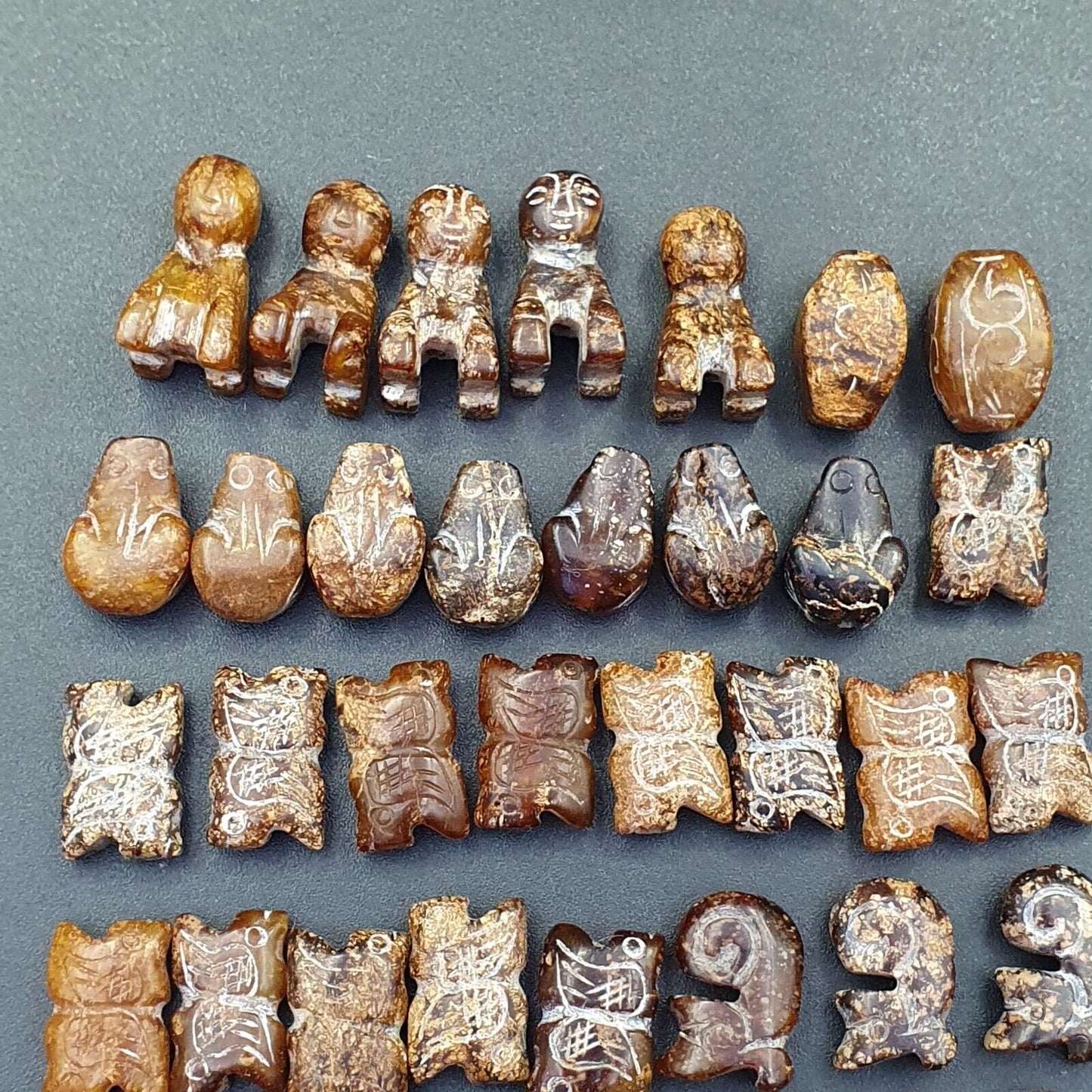 Los 40 Stück antike chinesische Jade-Perlen aus brauner Jade.