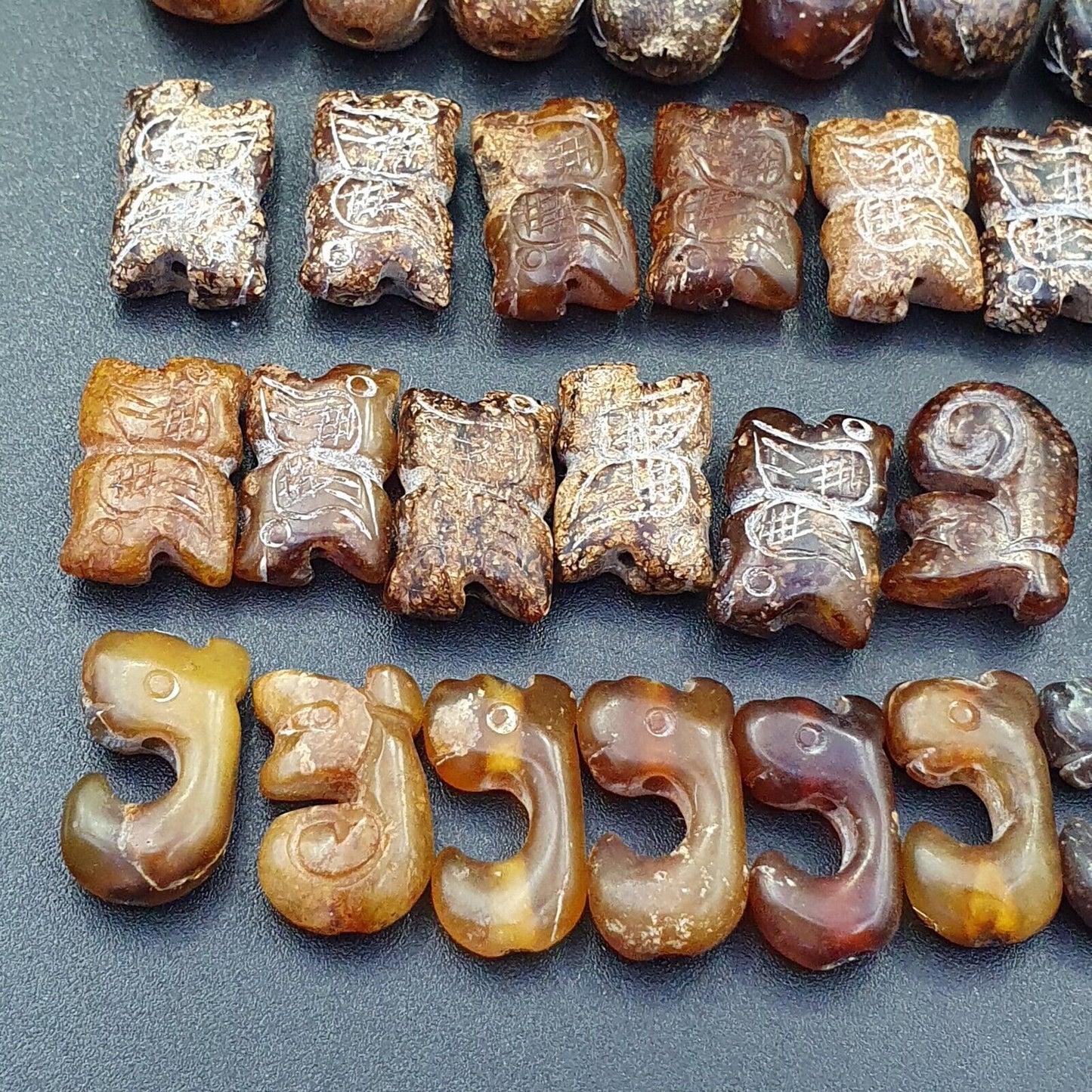 Los 40 Stück antike chinesische Jade-Perlen aus brauner Jade.
