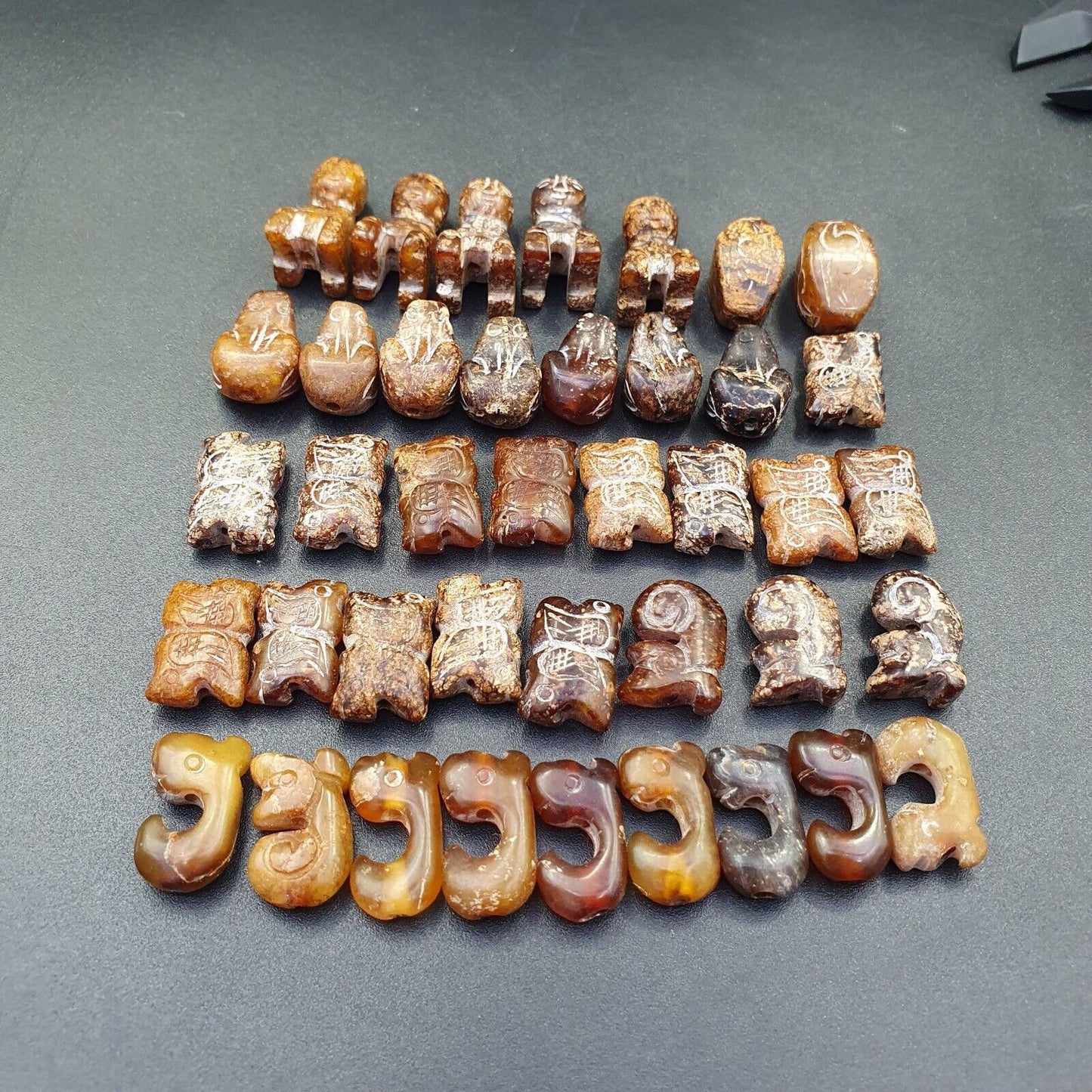 Los 40 Stück antike chinesische Jade-Perlen aus brauner Jade.