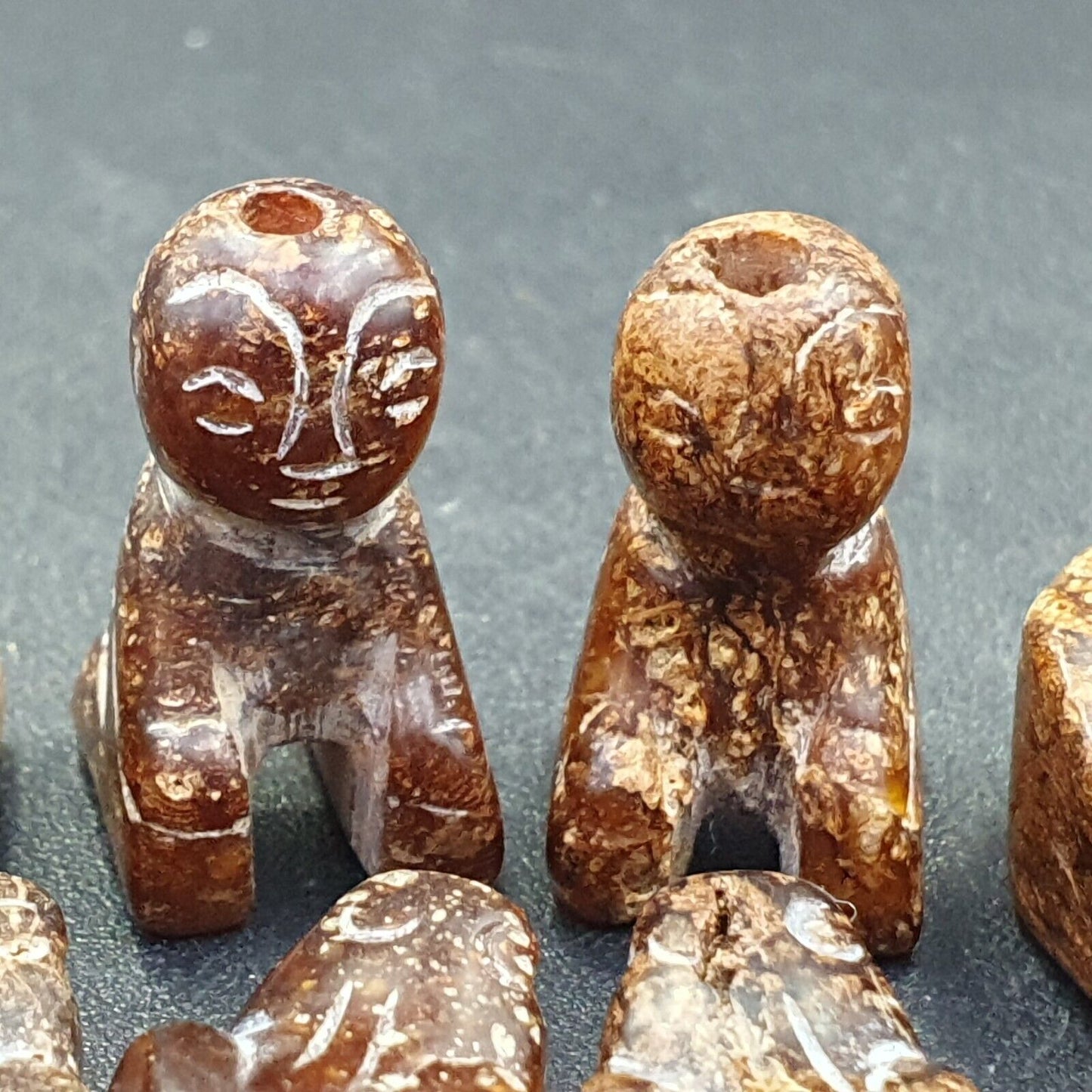 Los 40 Stück antike chinesische Jade-Perlen aus brauner Jade.