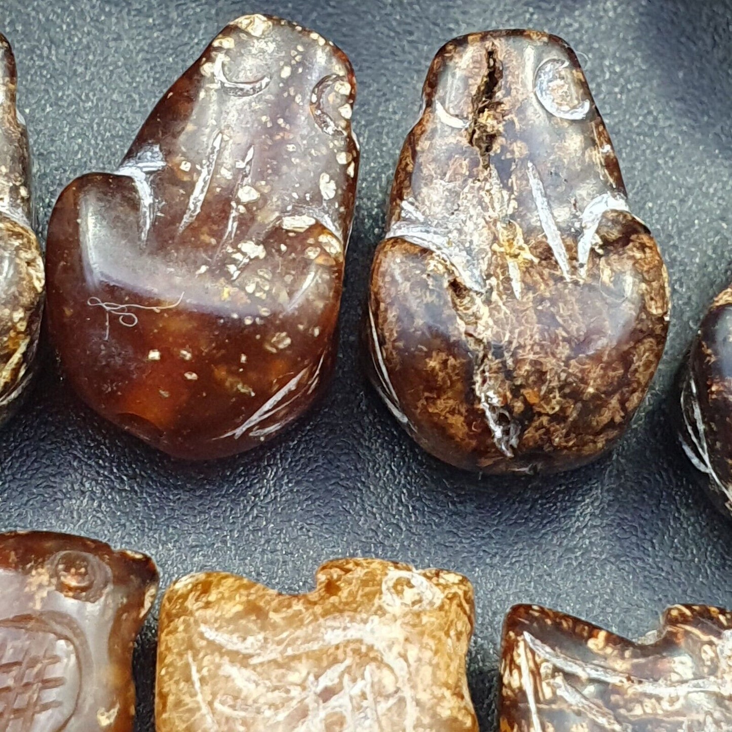 Los 40 Stück antike chinesische Jade-Perlen aus brauner Jade.