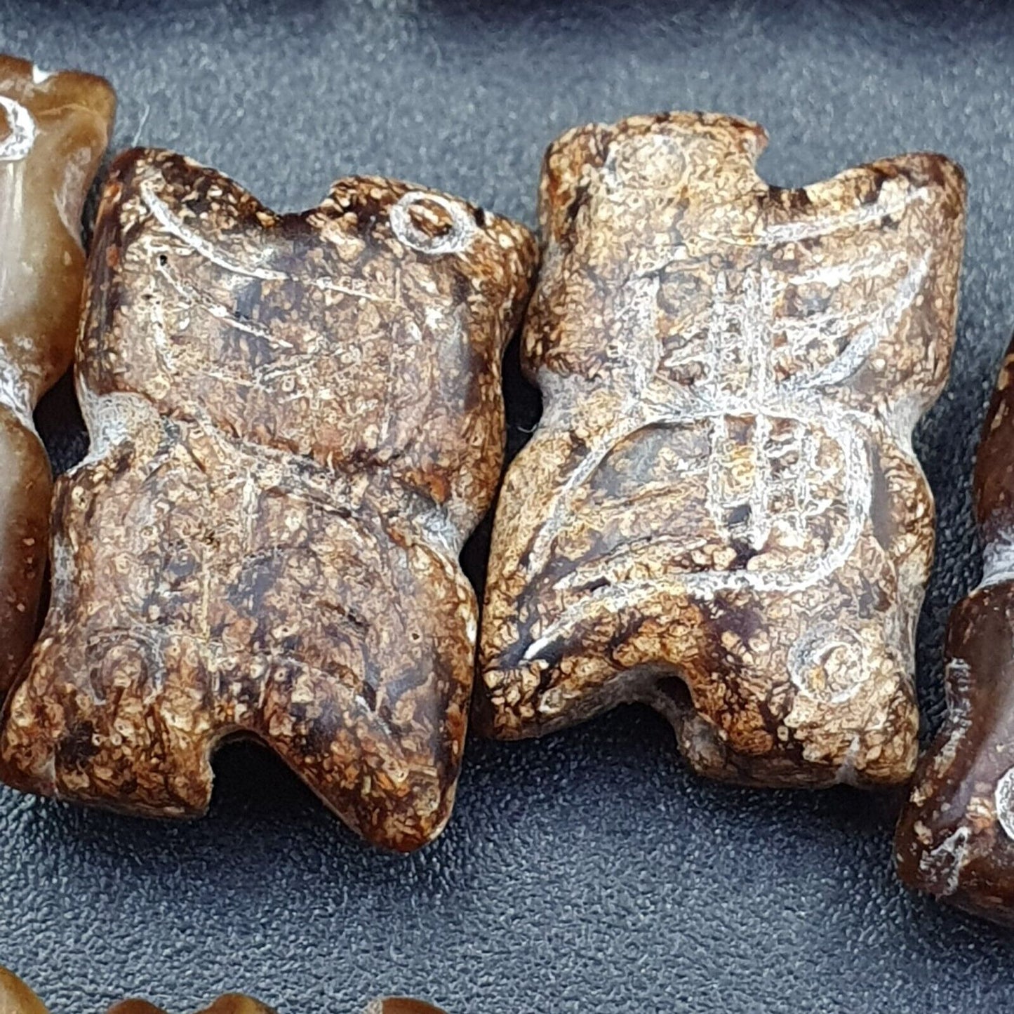 Los 40 Stück antike chinesische Jade-Perlen aus brauner Jade.